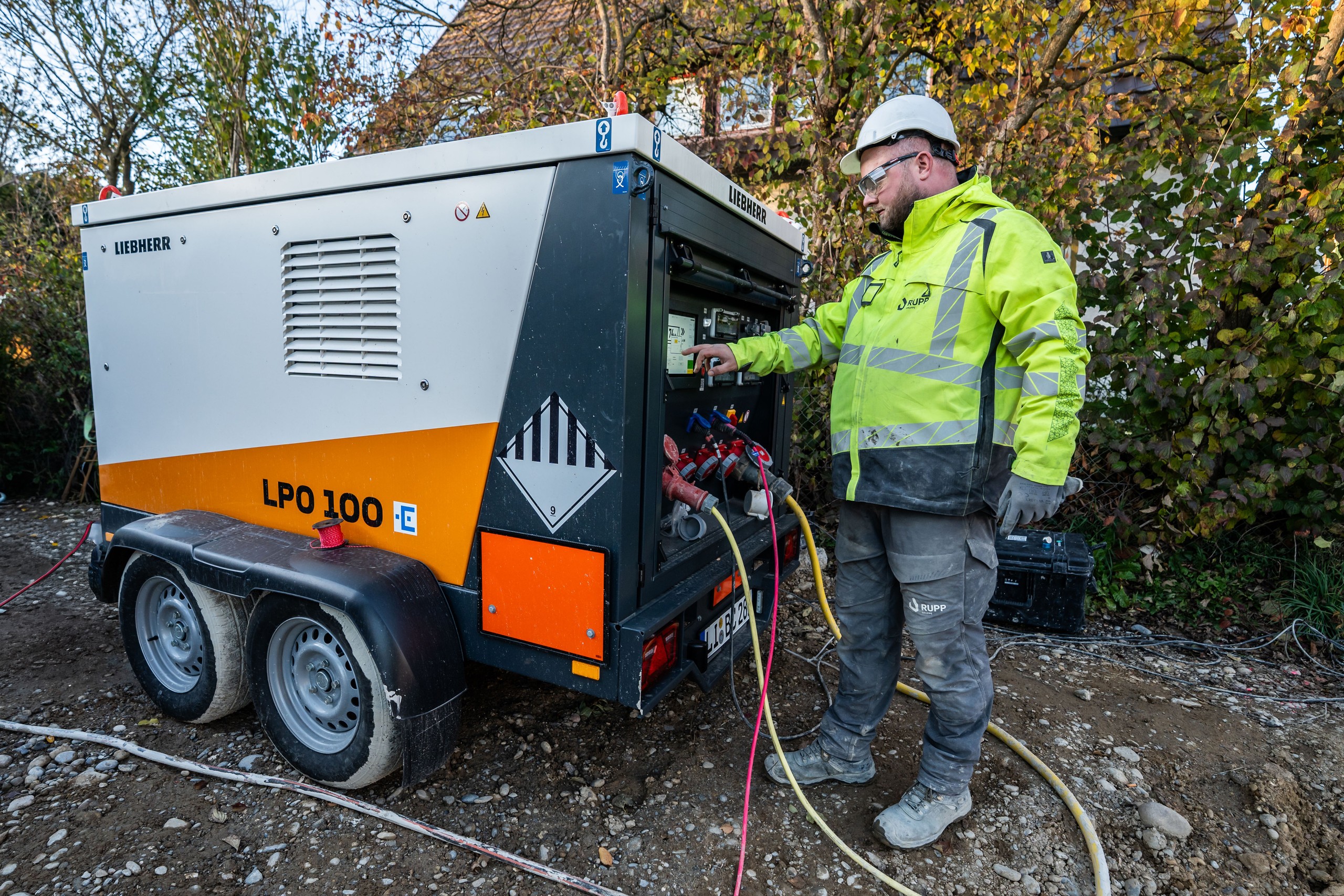 3D-Betondruck: Der mobile Energiespeicher von Liebherr versorgt auf der Baustelle in Weißenhorn unter anderem den 3D-Drucker – CO₂-Emissionen und Lärmbelastung werden reduziert.