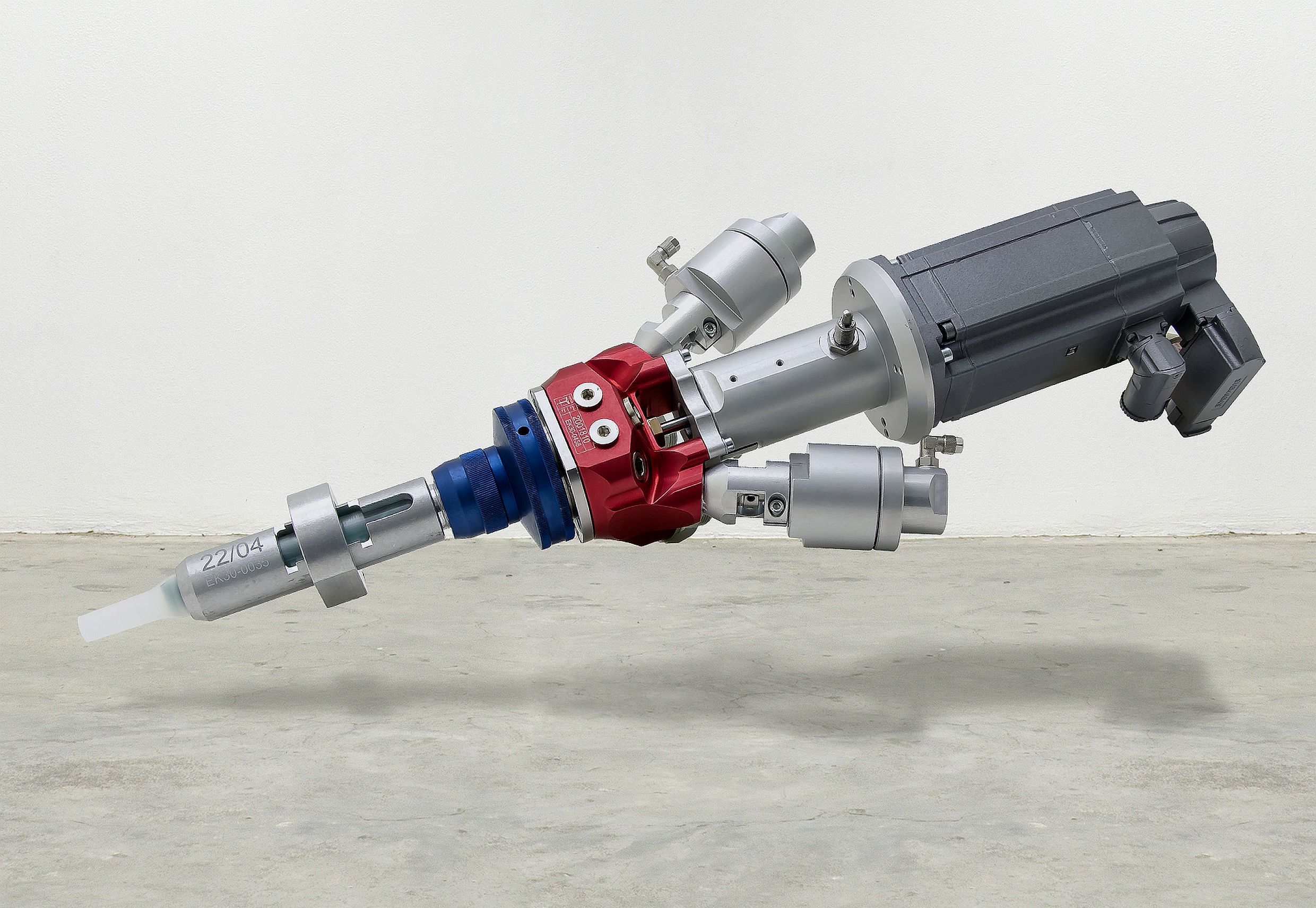 Zu den Stärken von Tartler zählt die Entwicklung und Fertigung innovativer Mischköpfe für die Kunstharz-Verarbeitung. Im Bild ein LC 7/3 Rev.02 mit selbstschneidendem Mischeranschluss. 