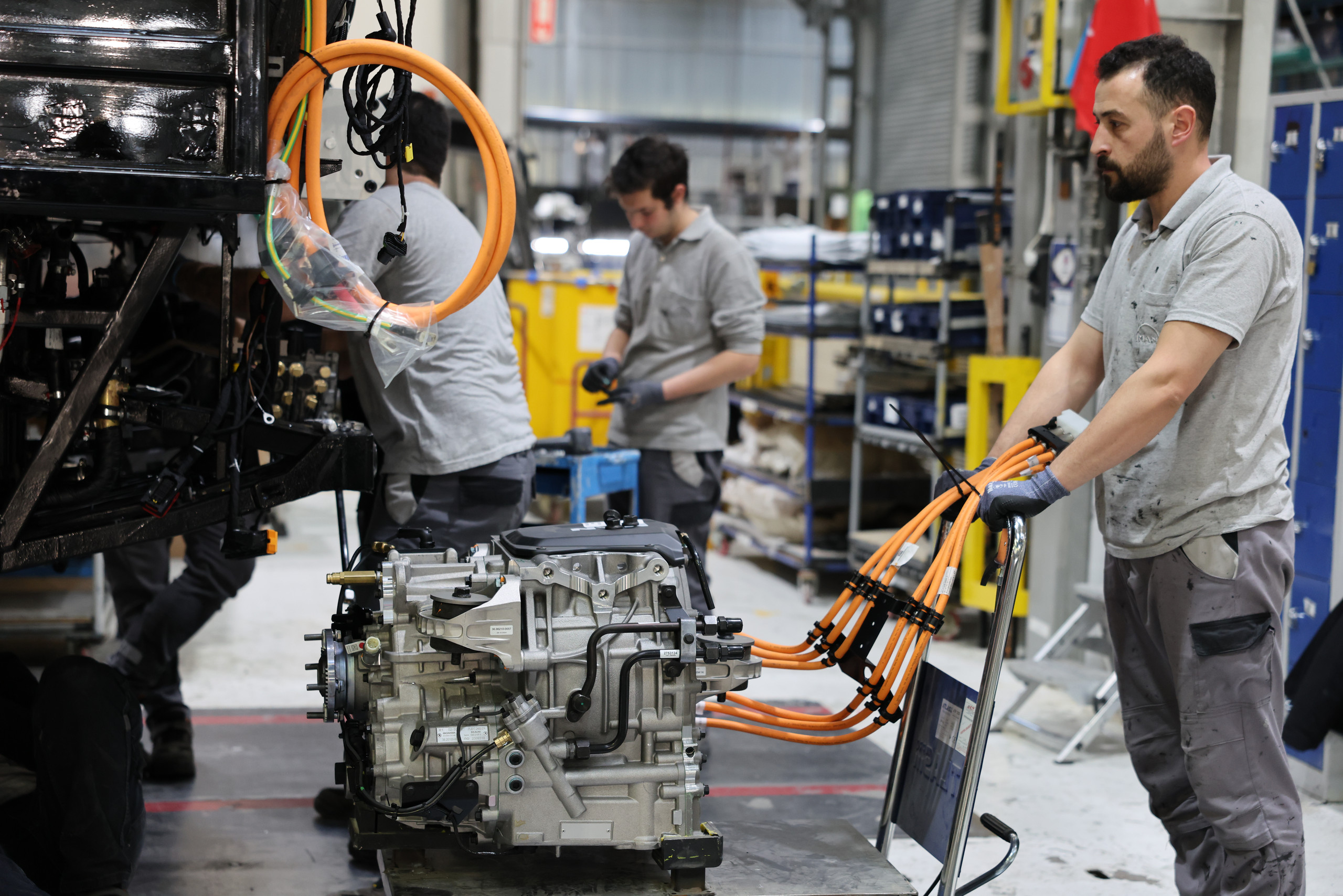 Beschäftigte von MAN in der Produktion elektrisch angetriebener Busse in der Türkei