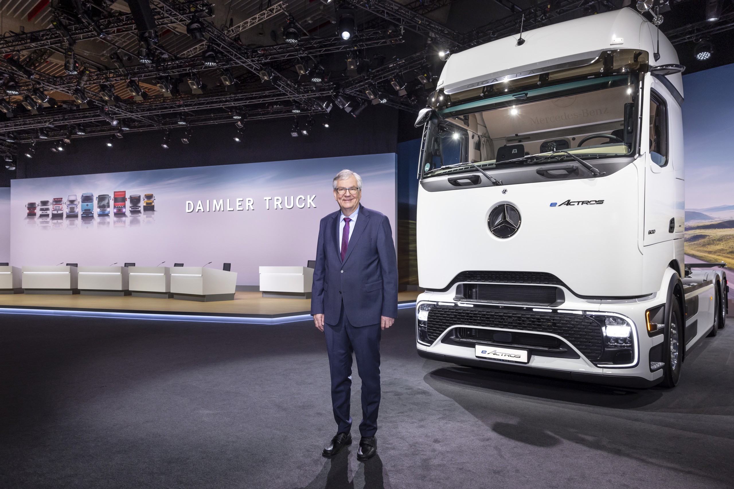 Martin Daum vor einem E-Actros 600