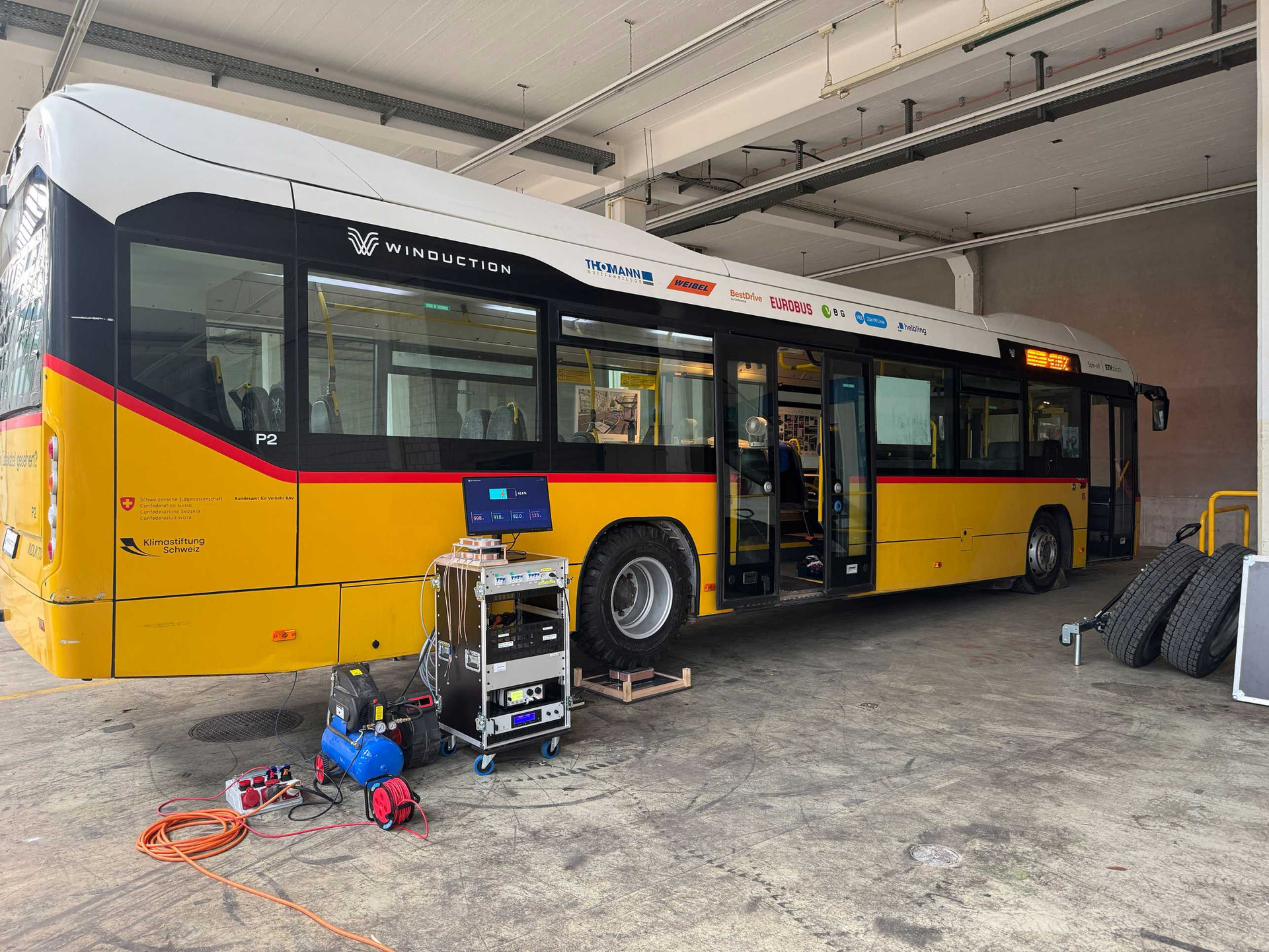 Das Hinterrad des Busses überträgt die Energie von der Bodenplatte in die Fahrzeugbatterie.