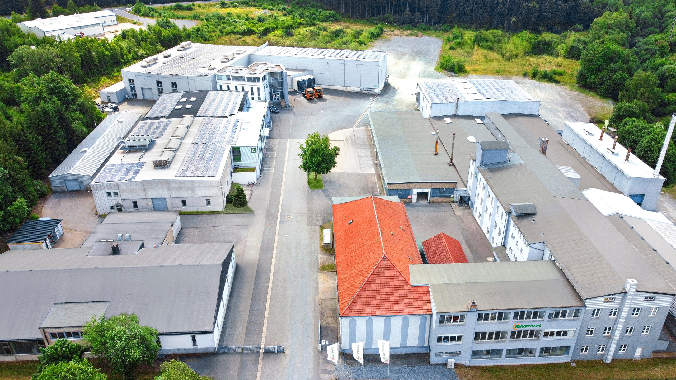 <p>Das Bild zeigt das Werk der Paul Rauschert Steinbach GmbH in Steinbach am Wald.<p>