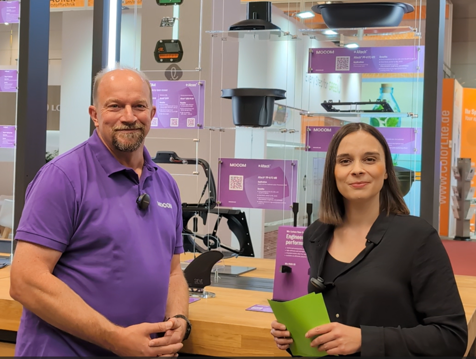 Dirk Raudies, Director Key Account Management bei Mocom (links) im Gespräch mit PlastXnow-Redakteurin Melanie Ehrhardt.
