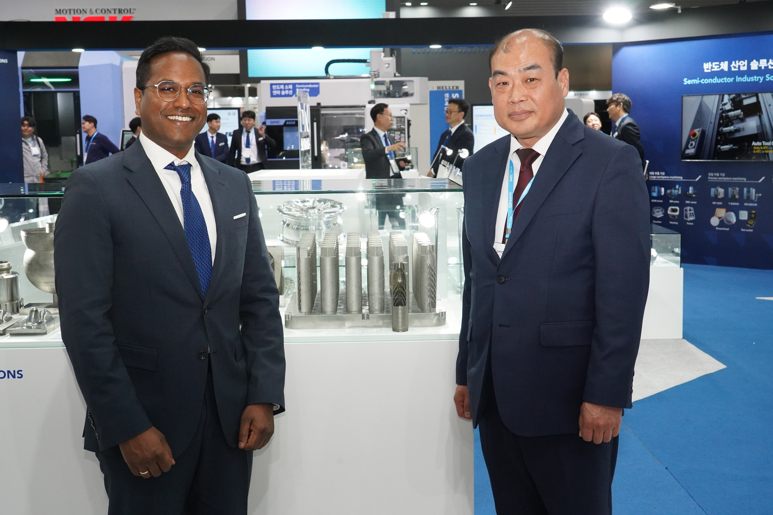 <p>Dr.-Ing. Vino Suntharakumaran, Vice President Additive Manufacturing bei DN Solutions (links), und Keun Lee, CEO von LDAS (rechts) freuen sich über die neue Strategische Partnerschaft.<p>