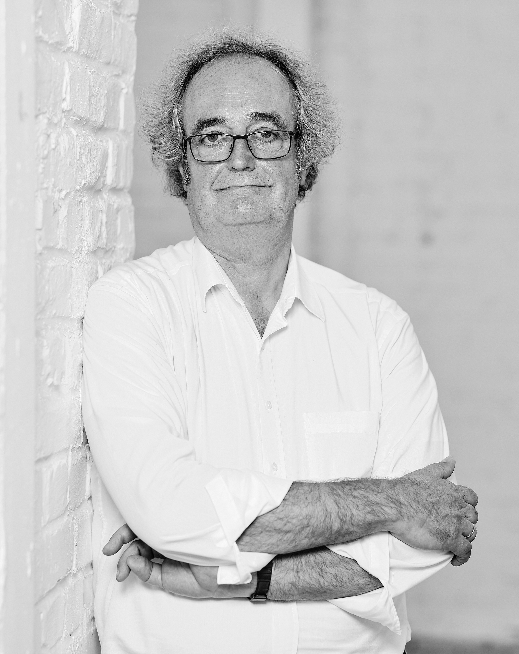 Regelprozess BIM: männliche Person, Portraifoto schwarz-weiß