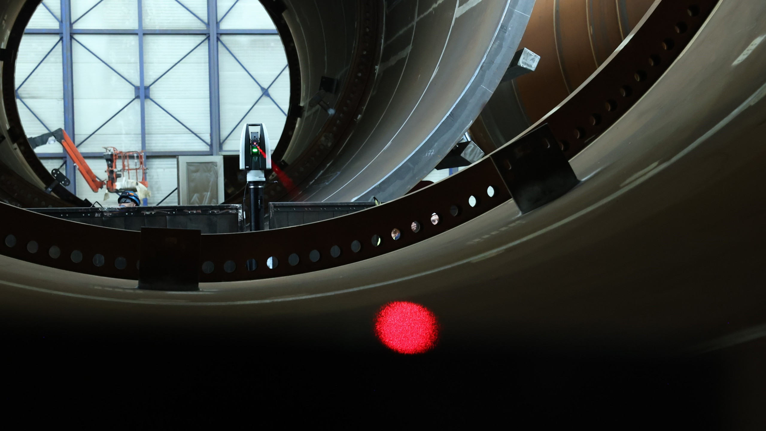 Das gleiche Bauteil aus der gegenüberliegenden Seite fotografiert. Der Tracker produziert einen Messpunkt auf der Oberfläche.