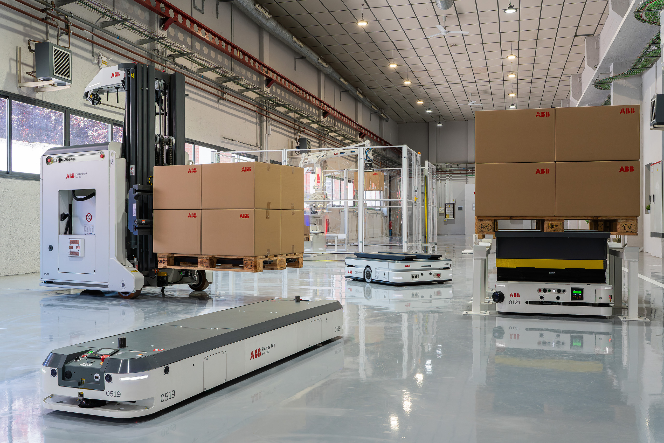 Gemeinsam mit den Modellen Flexley Tug und Flexley Mover bildet Flexley Stack F712 ein interoperables AMR-Ökosystem, das von der Software AMR Studio orchestriert wird und Unternehmen die flexible Automatisierung komplexer Intralogistikprozesse ermöglicht. <p>Man sieht: Das KI-gestützte AMR-Portfolio von ABB Robotics in einer Industriehalle: Ein autonomer Gabelstapler Flexley Stack F712 hebt eine Palette, während Flexley Tug und Mover am Boden den Materialtransport übernehmen.<p>