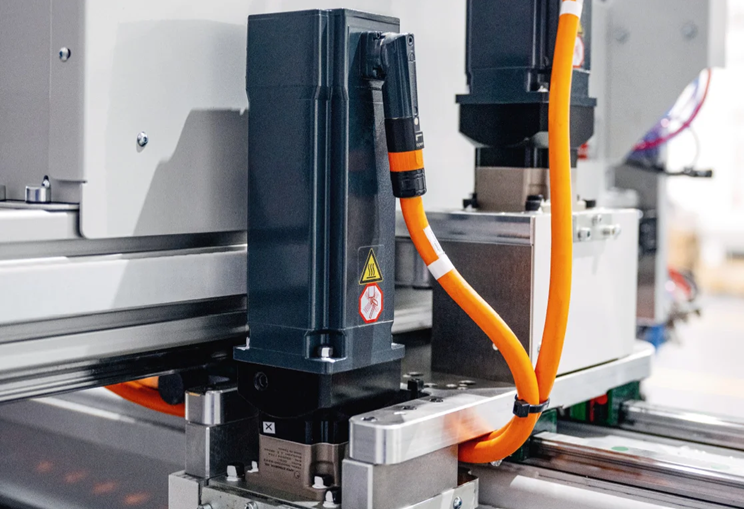 Die One Cable Technology (OCT) als Anschlusstechnik für die Synchron Servomotoren AM8000 spart wertvollen Bauraum.