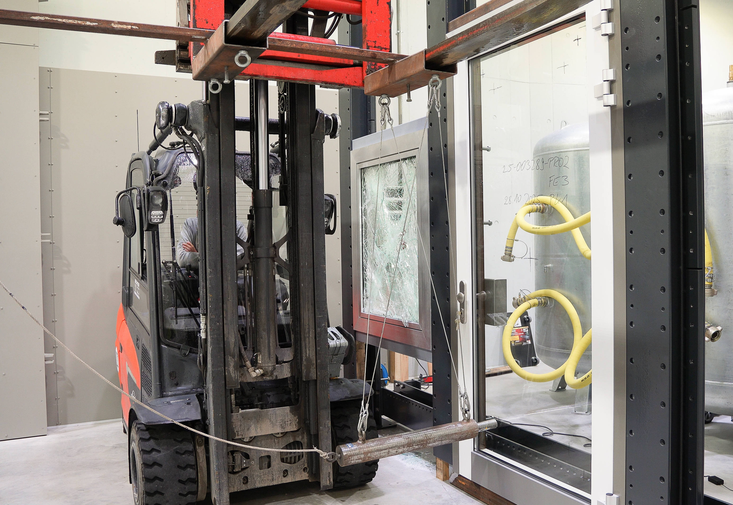 Vandalismus: Simulations eines Einbruchs mit Ramme