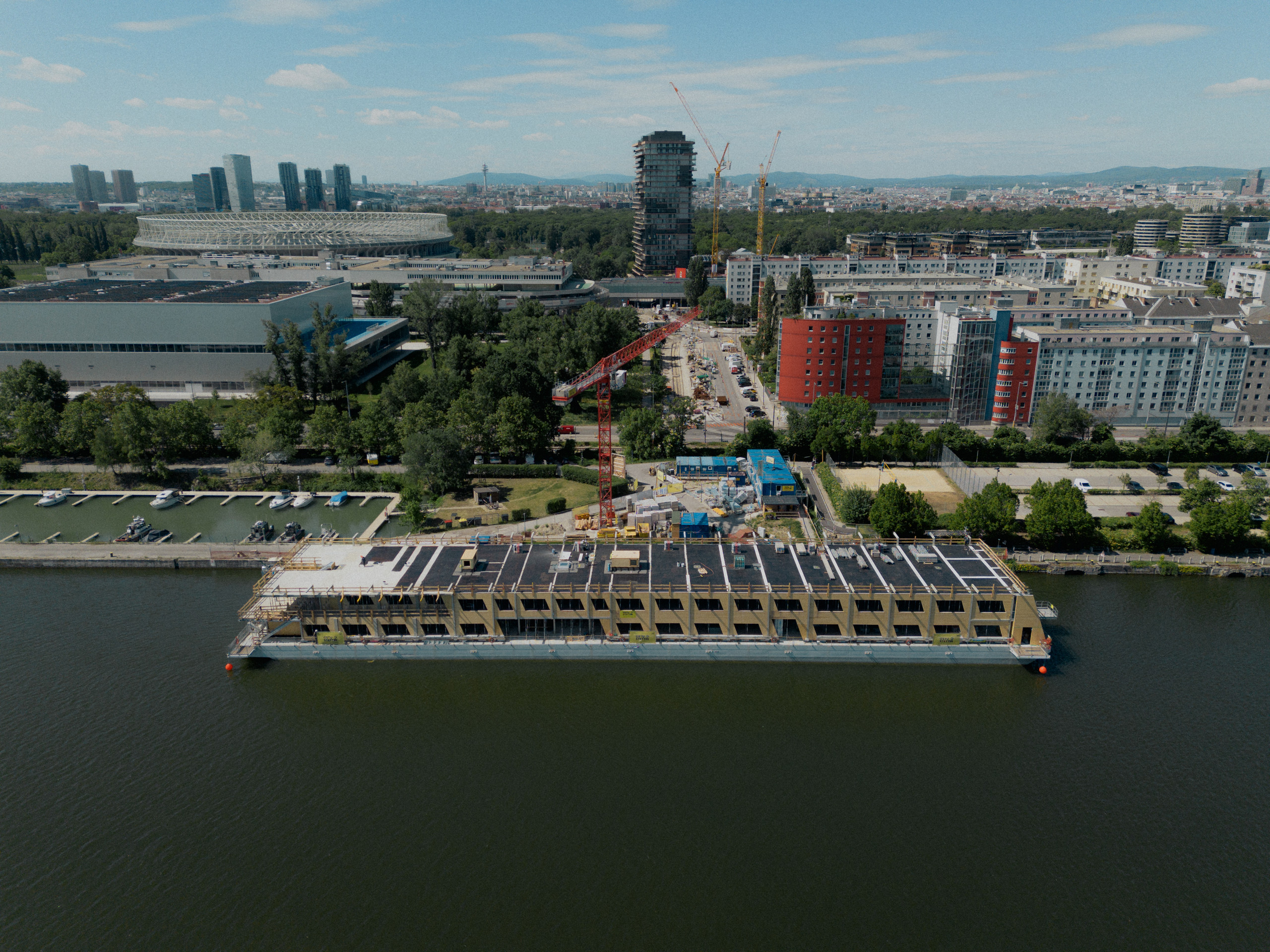 schwimmende Unternehmenszentrale: Luftaufnahme der Baustelle auf der Donau in Wien