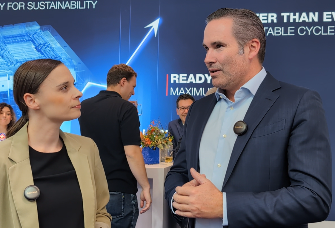 CEO Mario Haidlmair (rechts) im Gespräch mit PlastXnow-Redakteurin Melanie Ehrhardt