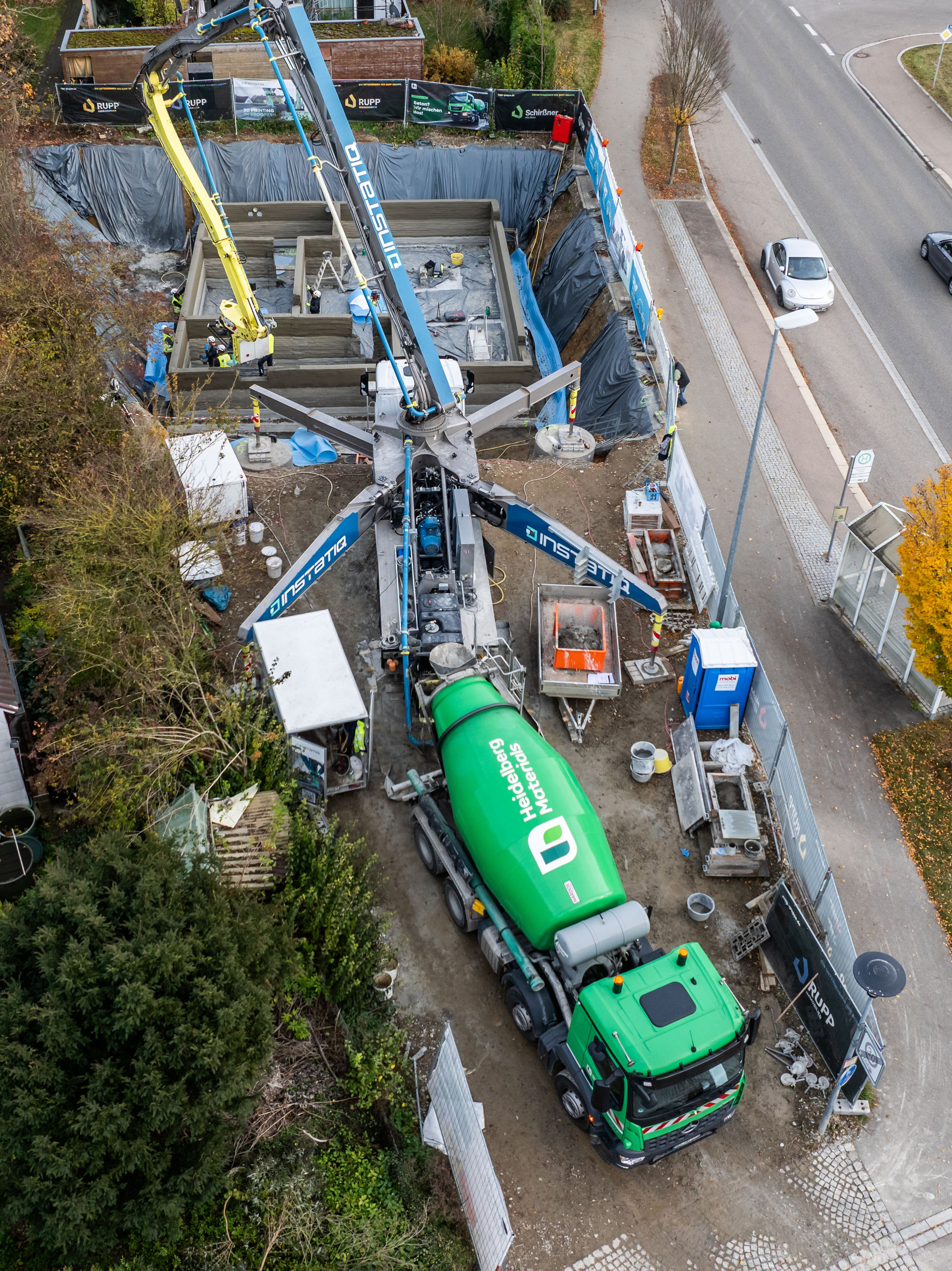 Erstmals weltweit wird ein Keller im mobilen 3D-Betondruck direkt auf der Baustelle realisiert. 