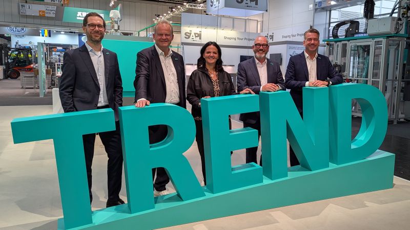 Tobias Baur, Geschäftsführer Vertrieb und After Sales, Guido Frohnhaus, Technikgeschäftsführer, die geschäftsführenden Gesellschafter Juliane Hehl und Michael Hehl sowie Steffen Kroner Geschäftsführer Finanzen, Controlling, IT und Personalmanagement (von rechts) nach der Vorstellung des Allrounder Trend am Vorabend der K 2025.