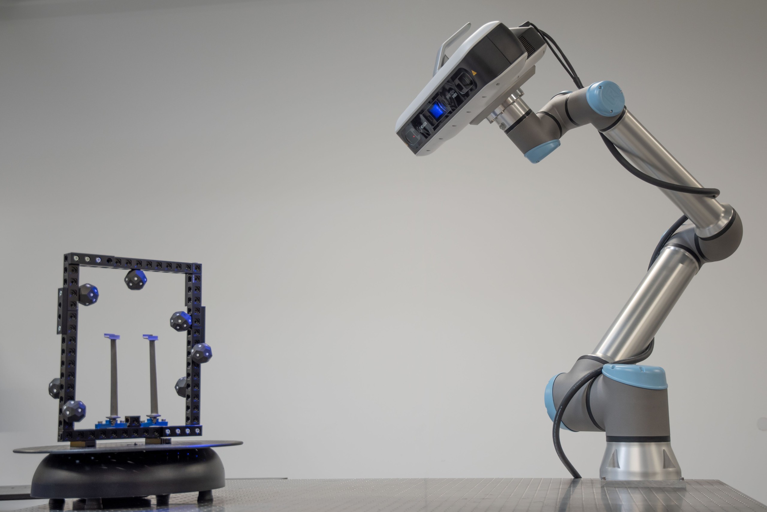 Der VR800 verwendet vier 20-MP-Kameras in einer Dual-Stereo-Anordnung für einen größeren Bereich an Messvolumen. 