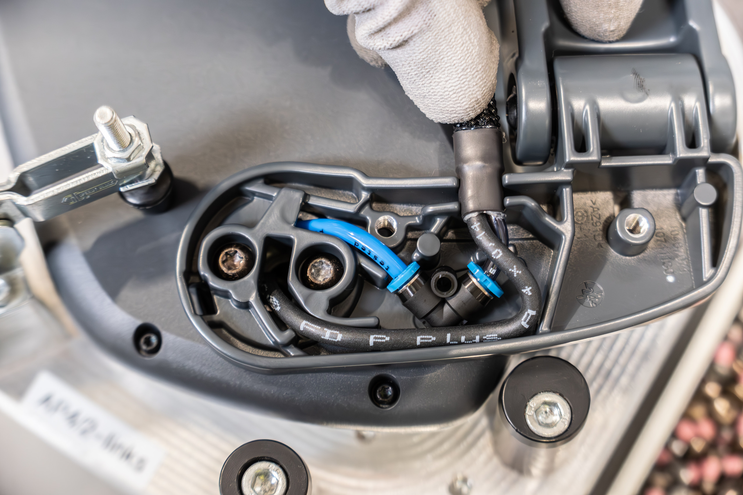 Die Unitronic FD P Plus verläuft gemeinsam mit einem Pneumatikschlauch in einem schützenden Gewebeschlauch durch das Schultergelenk.