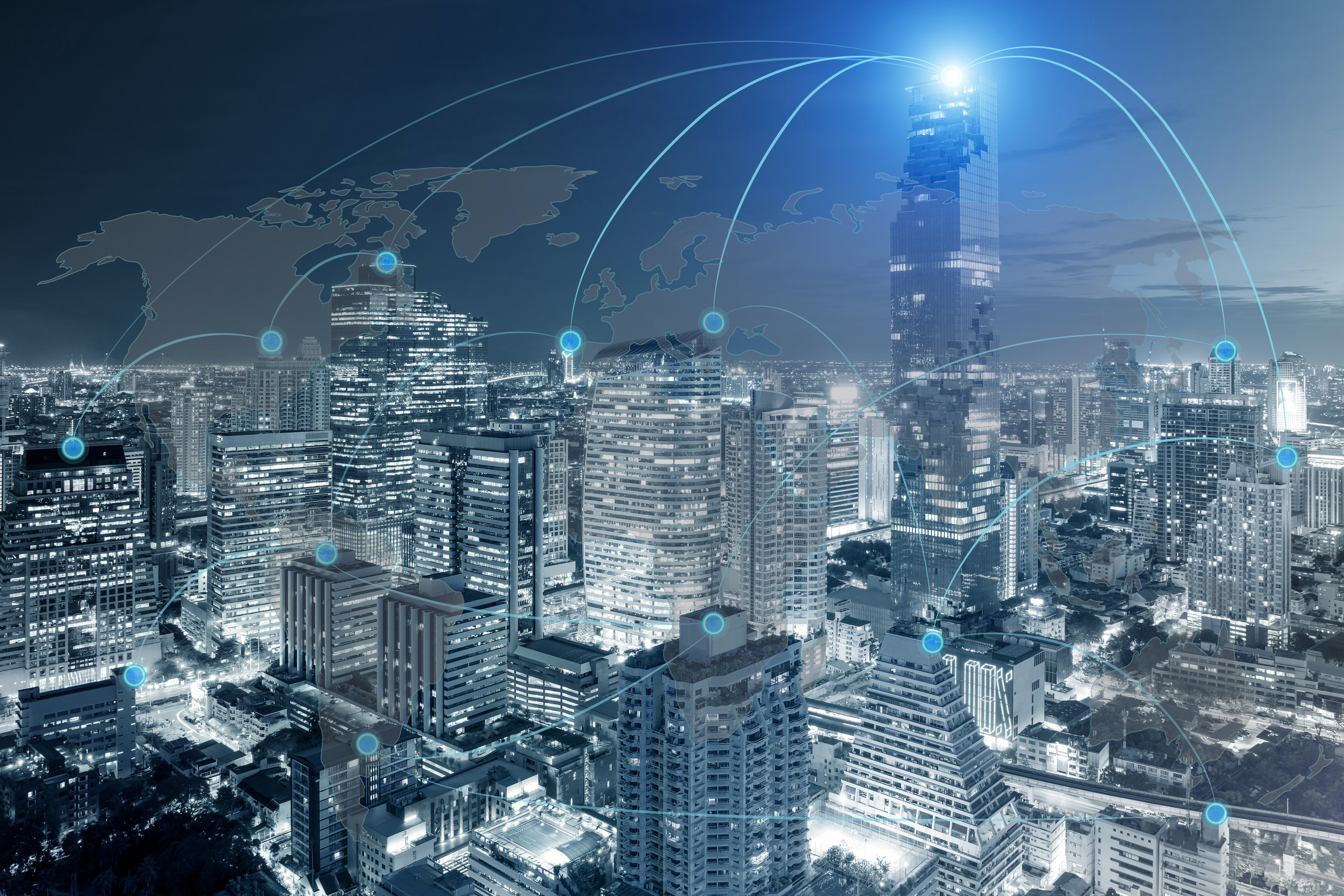 <p>Die Grafik zeigt eine moderne Stadtansicht bei Nacht mit einem Netzwerk von Datenverbindungen. Hochrise-Gebäude sind beleuchtet, während in der oberen Bildhälfte eine stilisierte Weltkarte angedeutet ist. Lichtpunkte verbinden verschiedene Regionen, was den Einfluss digitaler Netzwerke symbolisiert. Die Darstellung vermittelt ein Gefühl von Globalität und technologischer Vernetzung, da die Datenströme ein dynamisches, pulsierendes urbanes Umfeld darstellen.<p>