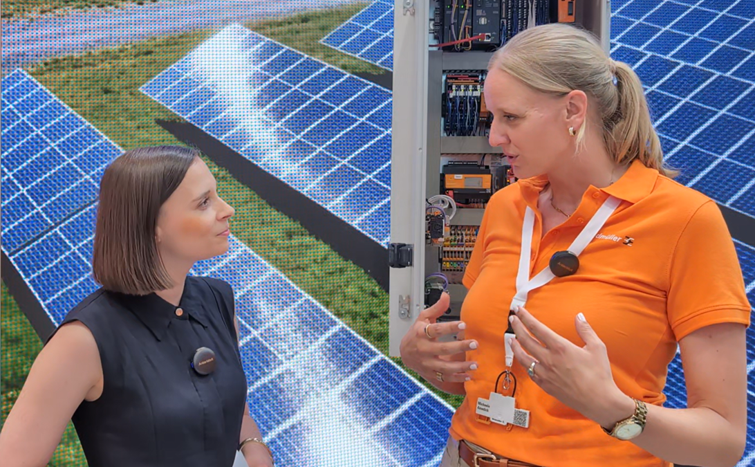 Melanie Ehrhardt (links) im Gespräch mit Michaela Amedick (rechts).