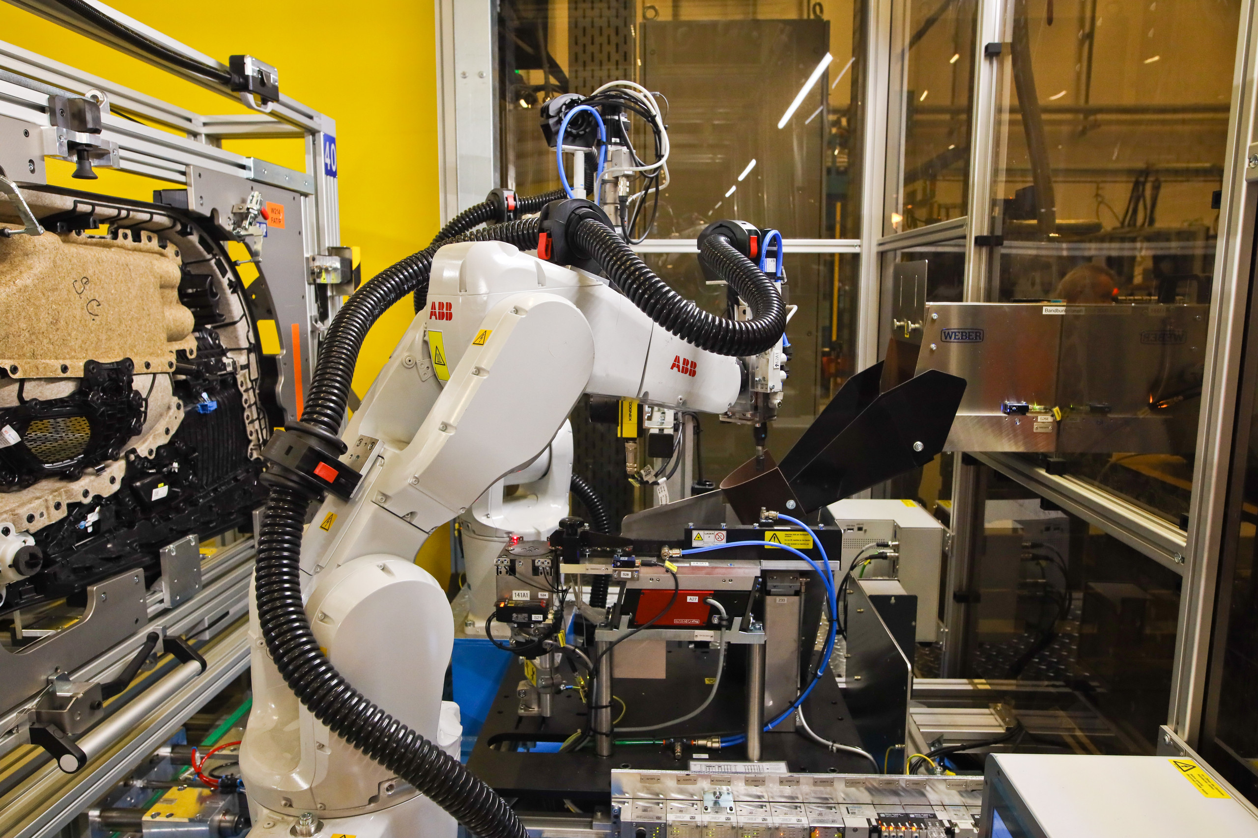 Trotz hohen Tempos setzen die Roboter die Schrauben akkurat an die richtigen Stellen.