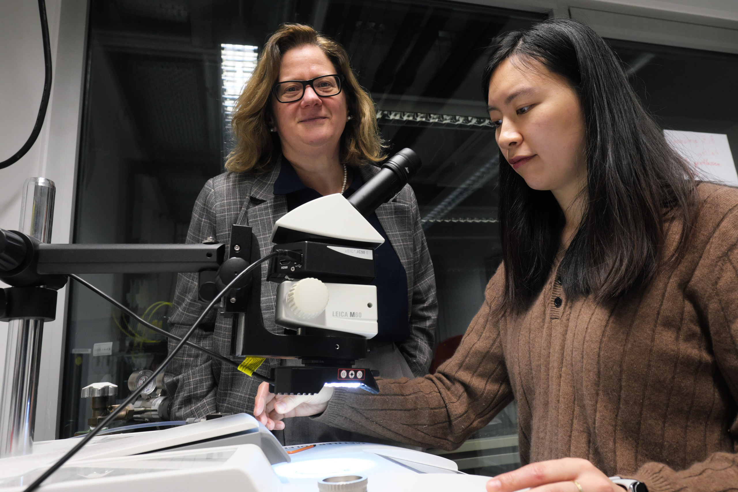 <p>Das Bild zeigt die Materialforscherin Professor Isabella Gallino (links) und die Doktorandin Ziyu Ling (rechts), Uni des Saarlandes.<p> 