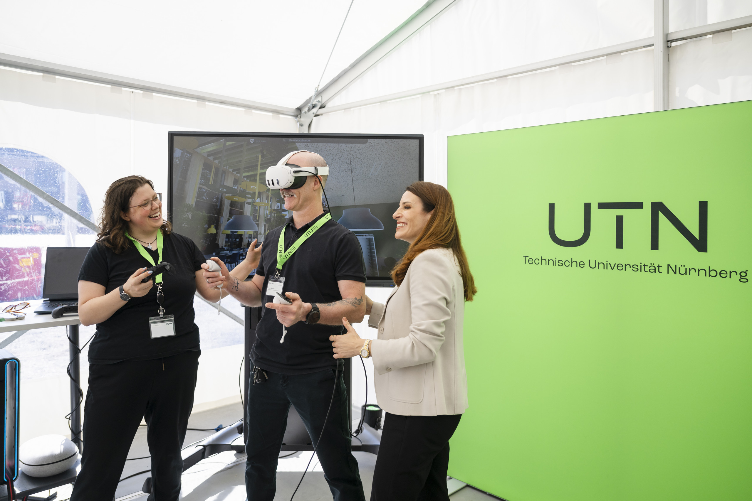 UTN: MAnn mit VR-Brille und 2 Frauen