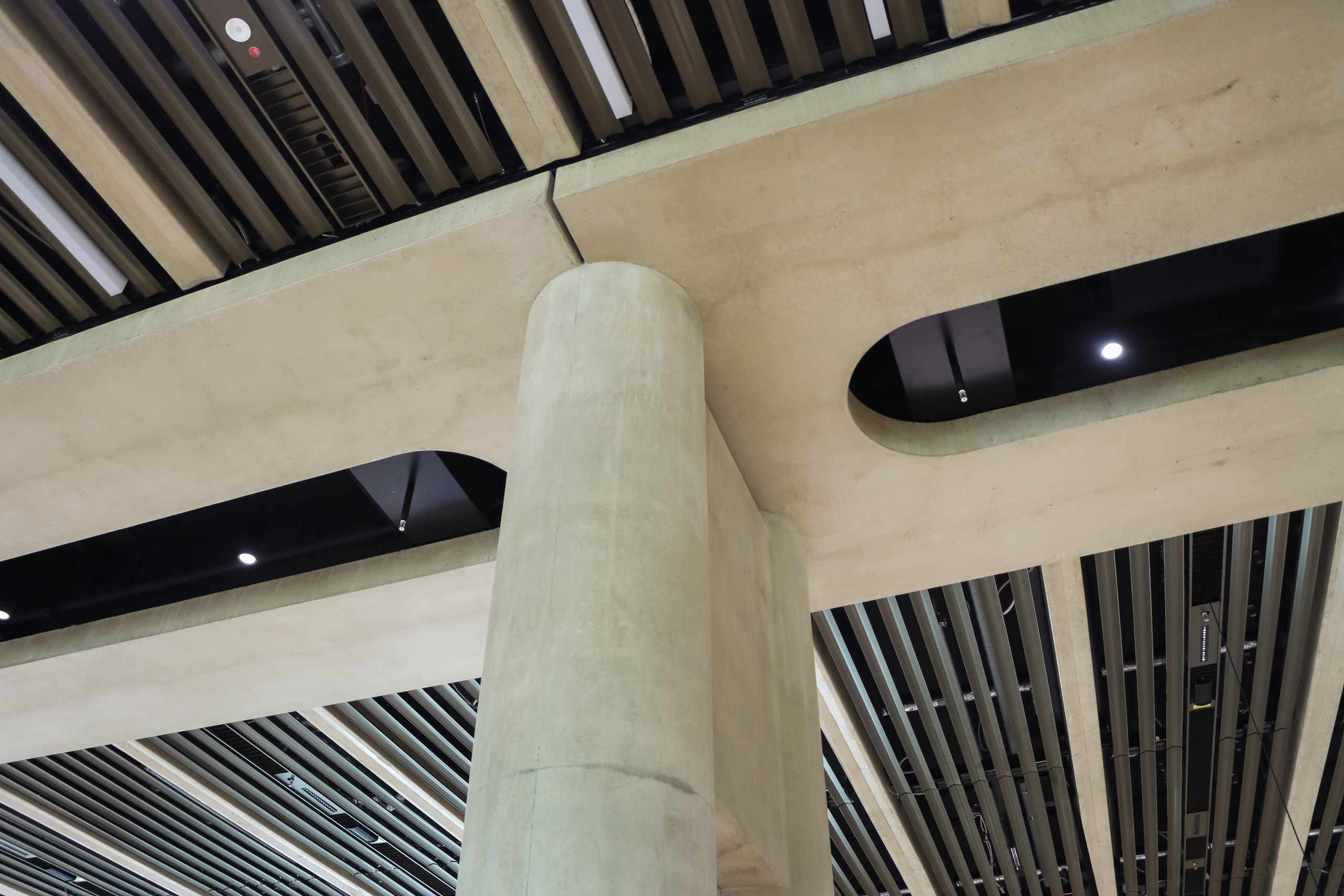 Betonfertigteilbau: Neben den Y-Stützen entstanden viele weitere großformatige Stützen