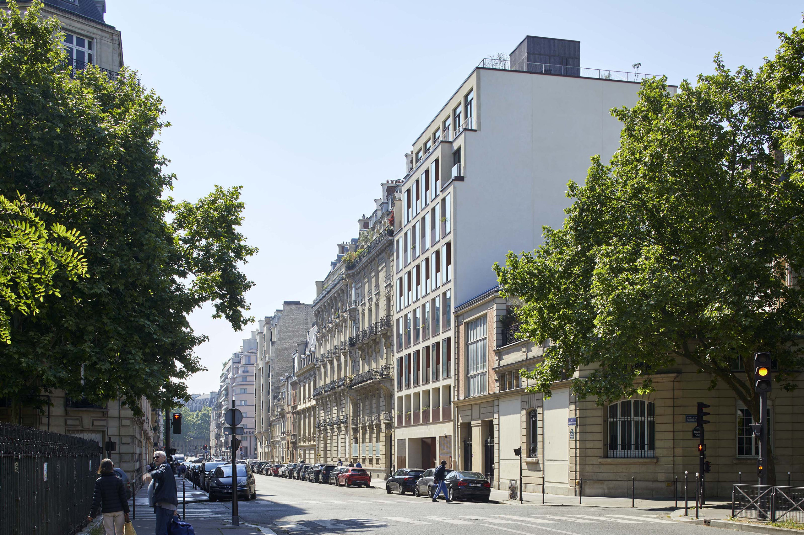 Bürogebäude 19 ADN: Die horizontale Gliederung interagiert mit der Komposition der Nachbargebäude im Geist der haussmannschen Fassadenfolgen.