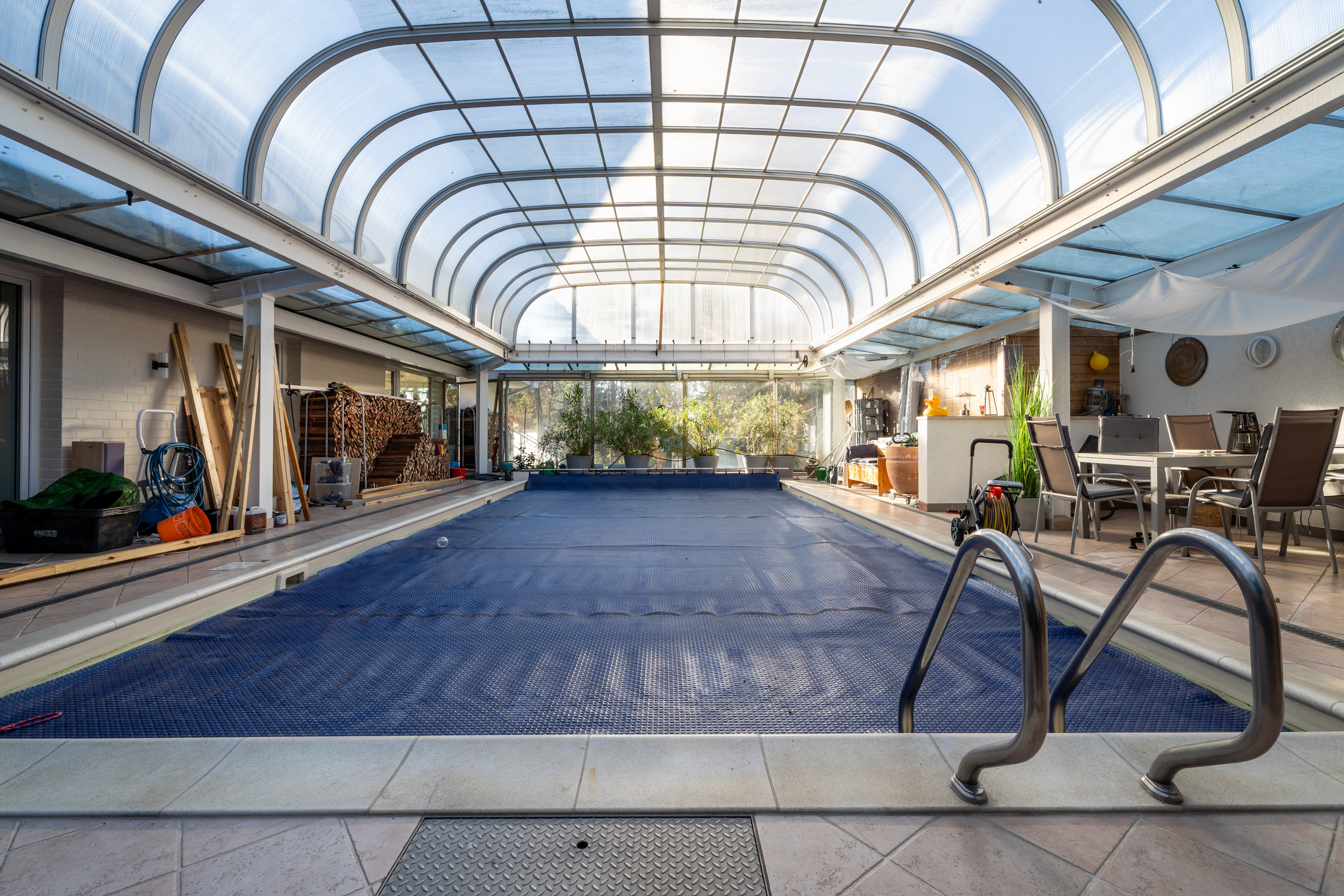 PVT-Kollektoren: Außenschwimmbecken mit Poolüberdachung