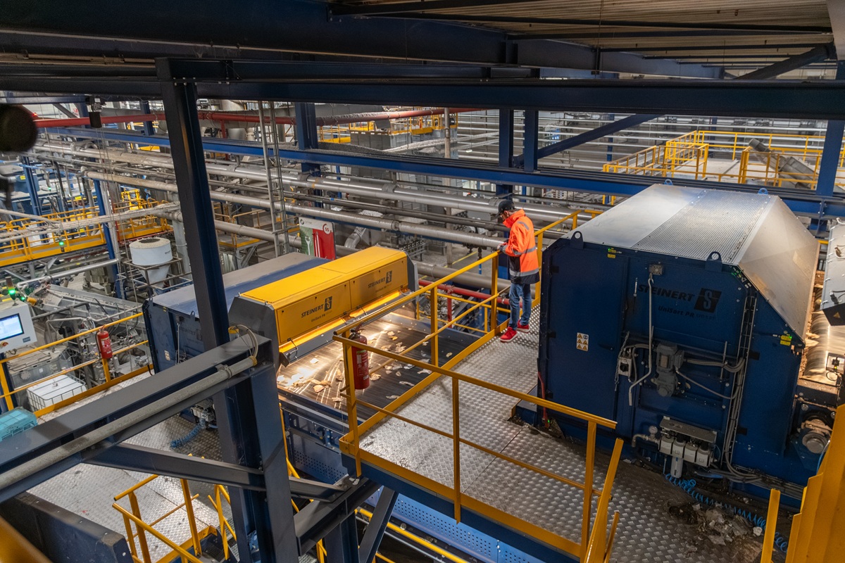 Blick in die Cirrec-Anlage: Mehrere Sensorsortierer und Magnetseparatoren von Steinert reinigen und sortieren PET-Trays automatisiert.