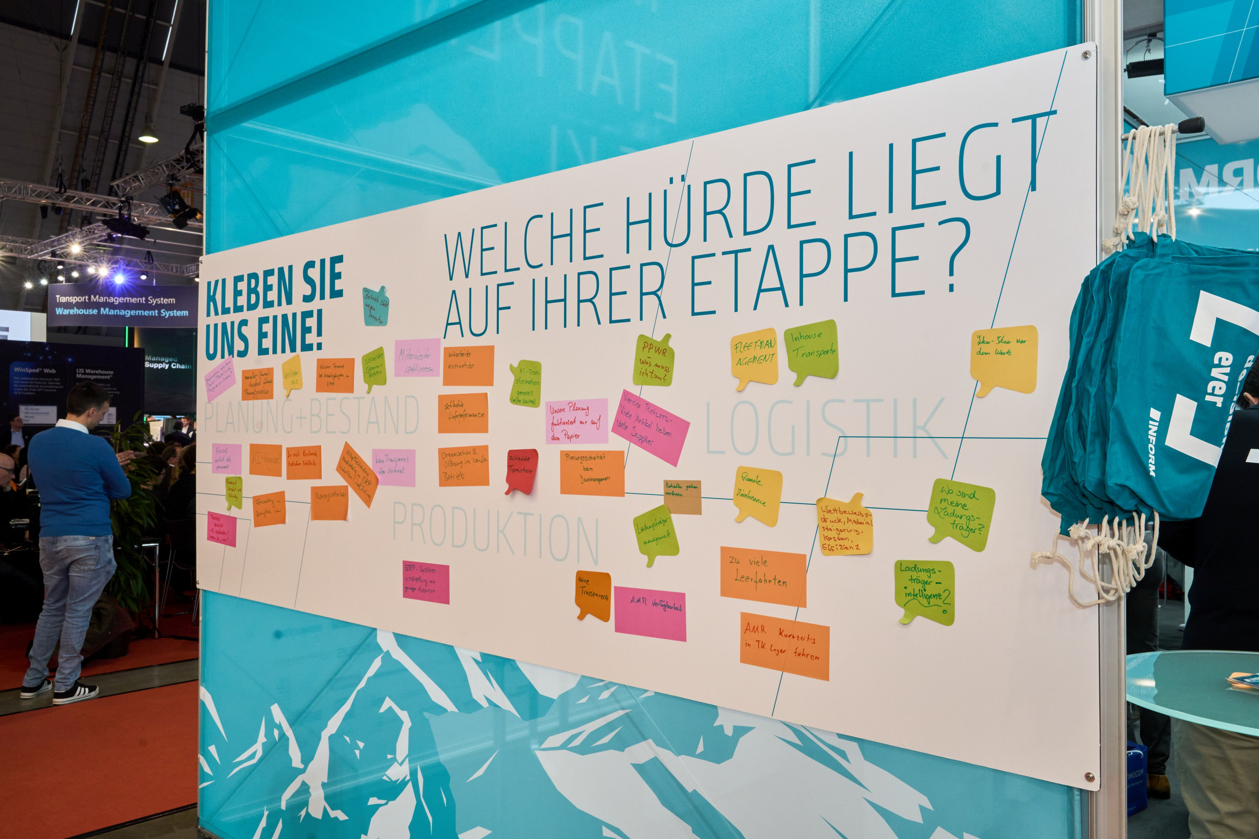 LogiMAT Das Bild zeigt eine Info-Wand mit Post-it-Notizen.