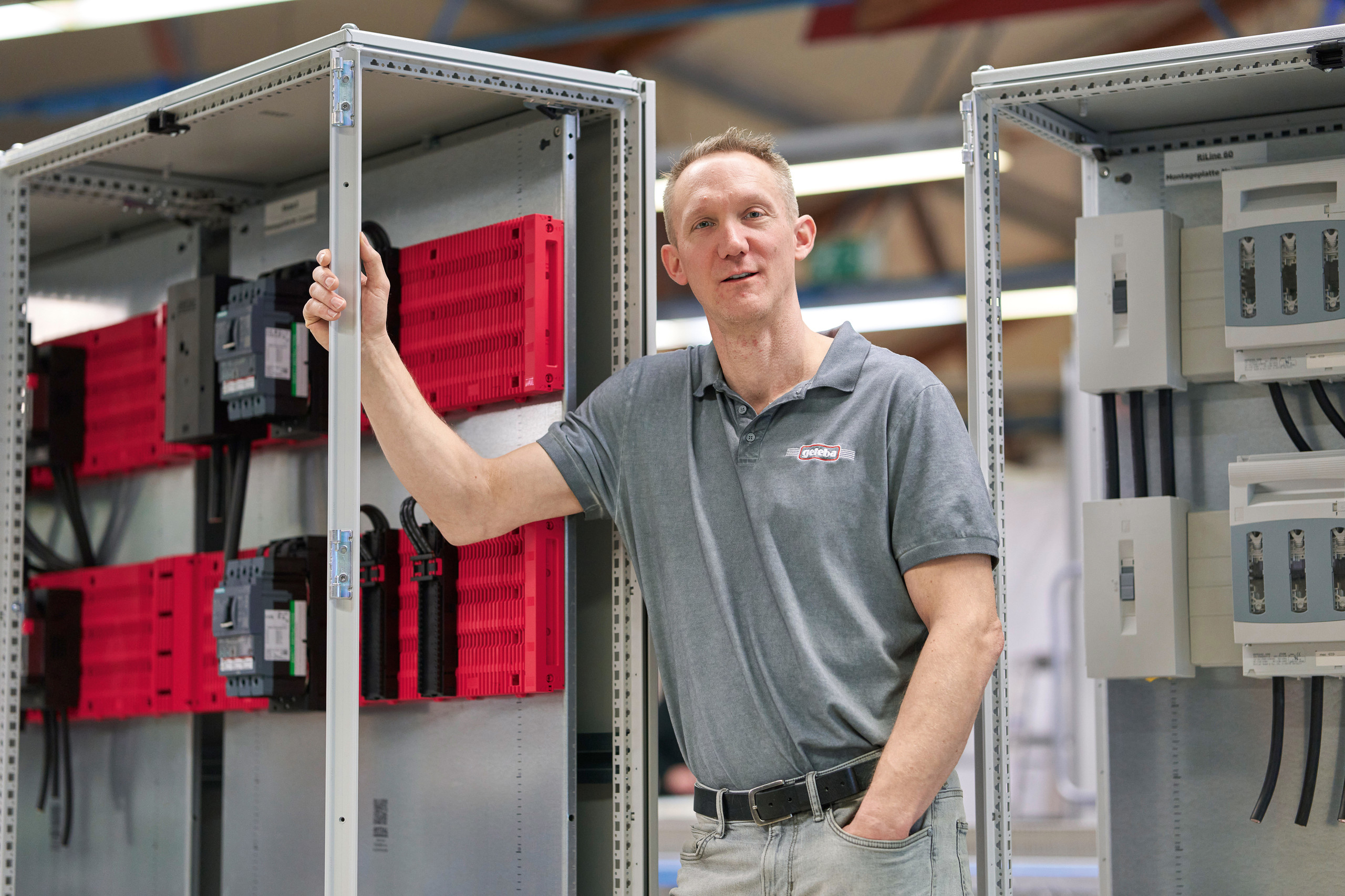 Marcel Birkenberger, Leiter Fertigung und Produktion bei der Gefeba Elektro GmbH: „Die deutlich schnellere Montagezeit von RiLineX hat mich wirklich überrascht“. Den Kunden will Gefeba damit Vorteile durch kürzere Lieferzeiten bieten. <p>Auf dem Bild ist Marcel Birkenberger, Leiter Fertigung und Produktion bei Gefeba .<p>