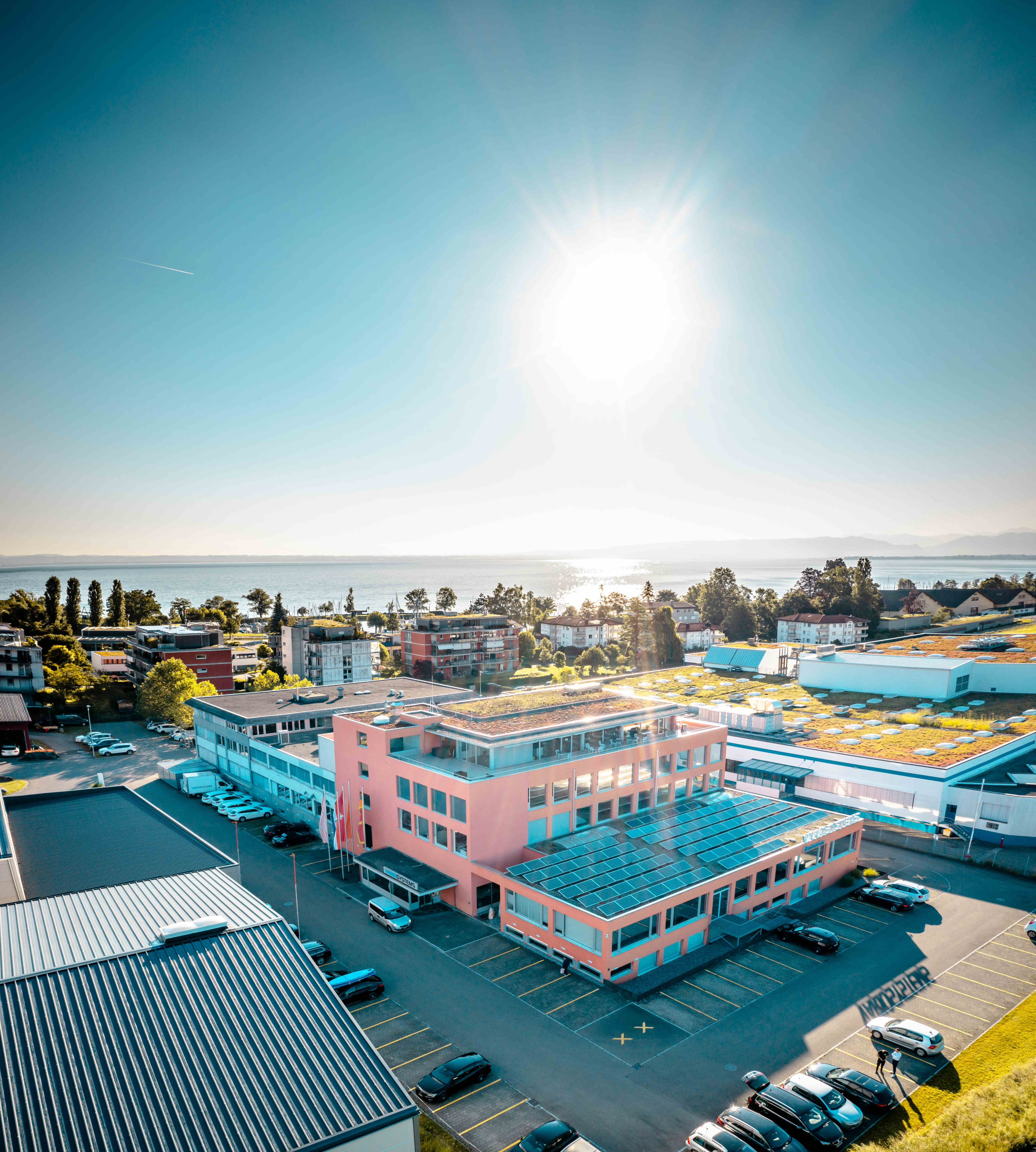 Die Variosystems AG mit Sitz in Steinach (Schweiz) ist ein global agierender Servicepartner für Elektroniklösungen. Das 1993 gegründete Unternehmen beschäftigt weltweit rund 2.800 Personen an Standorten in der Schweiz, Deutschland, USA, Sri Lanka, Singapore, China, Kroatien, Rumänien und Mexiko. <p>Das Bild zeigt den Hauptsitz der Variosystems AG in Steinach (Schweiz).<p>