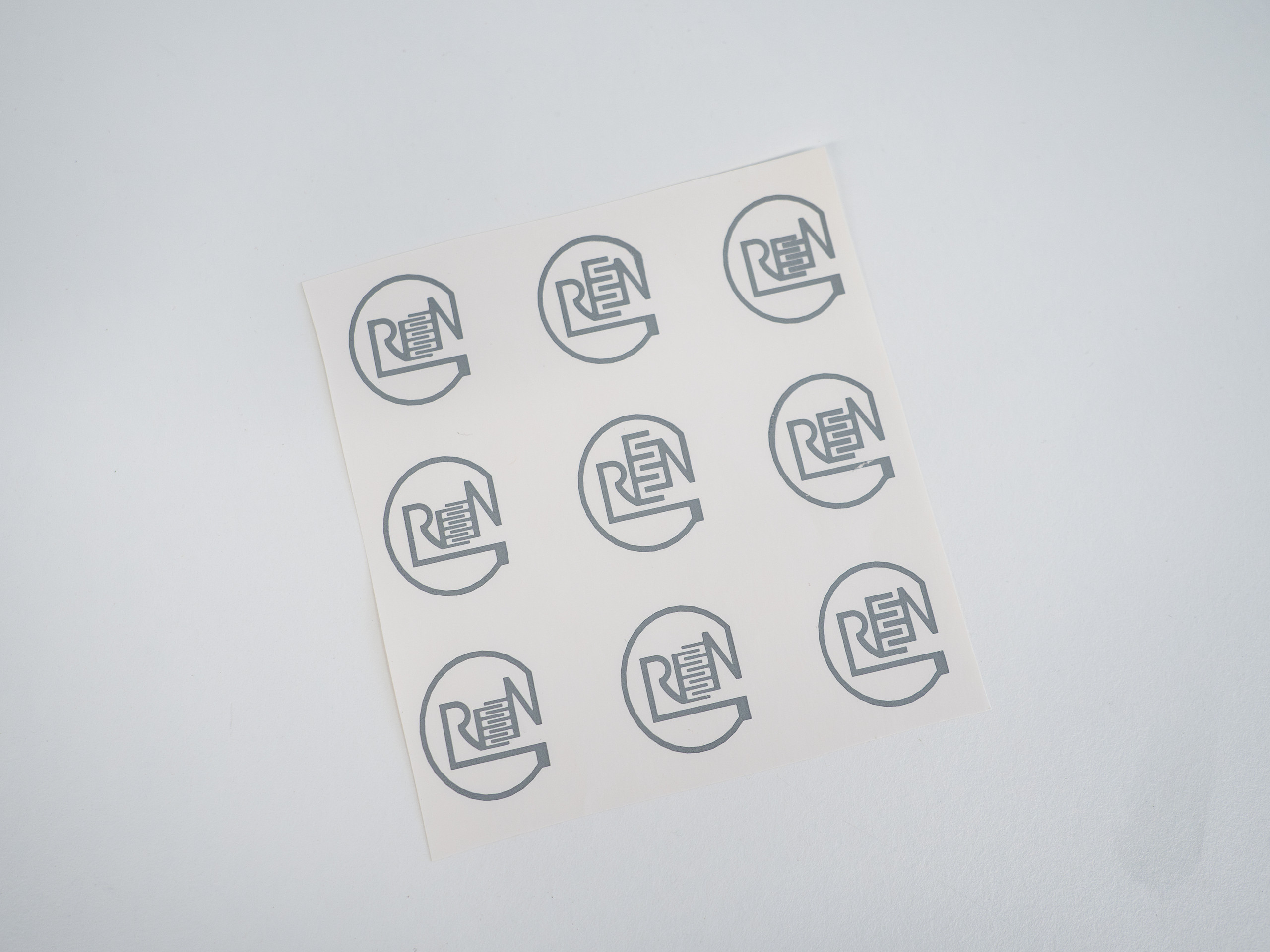 Unauffällig: Die bioabbaubare Etikette ist so dünn wie ein Blatt Papier.