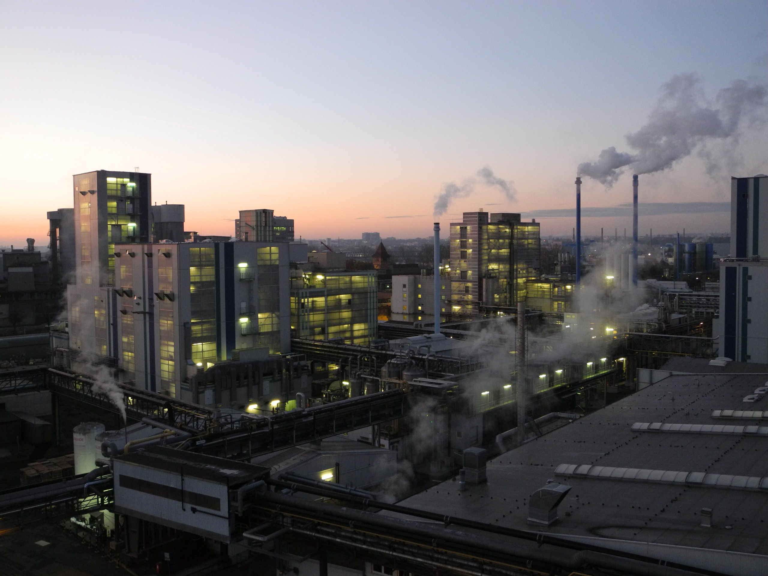 Industriepark Kalle-Albert bei Dämmerung: Am Traditionsstandort von SE Tylose laufen hochvernetzte Produktions- und Versorgungsanlagen rund um die Uhr – gesteuert und abgesichert durch eine digitalisierte Instandhaltung.