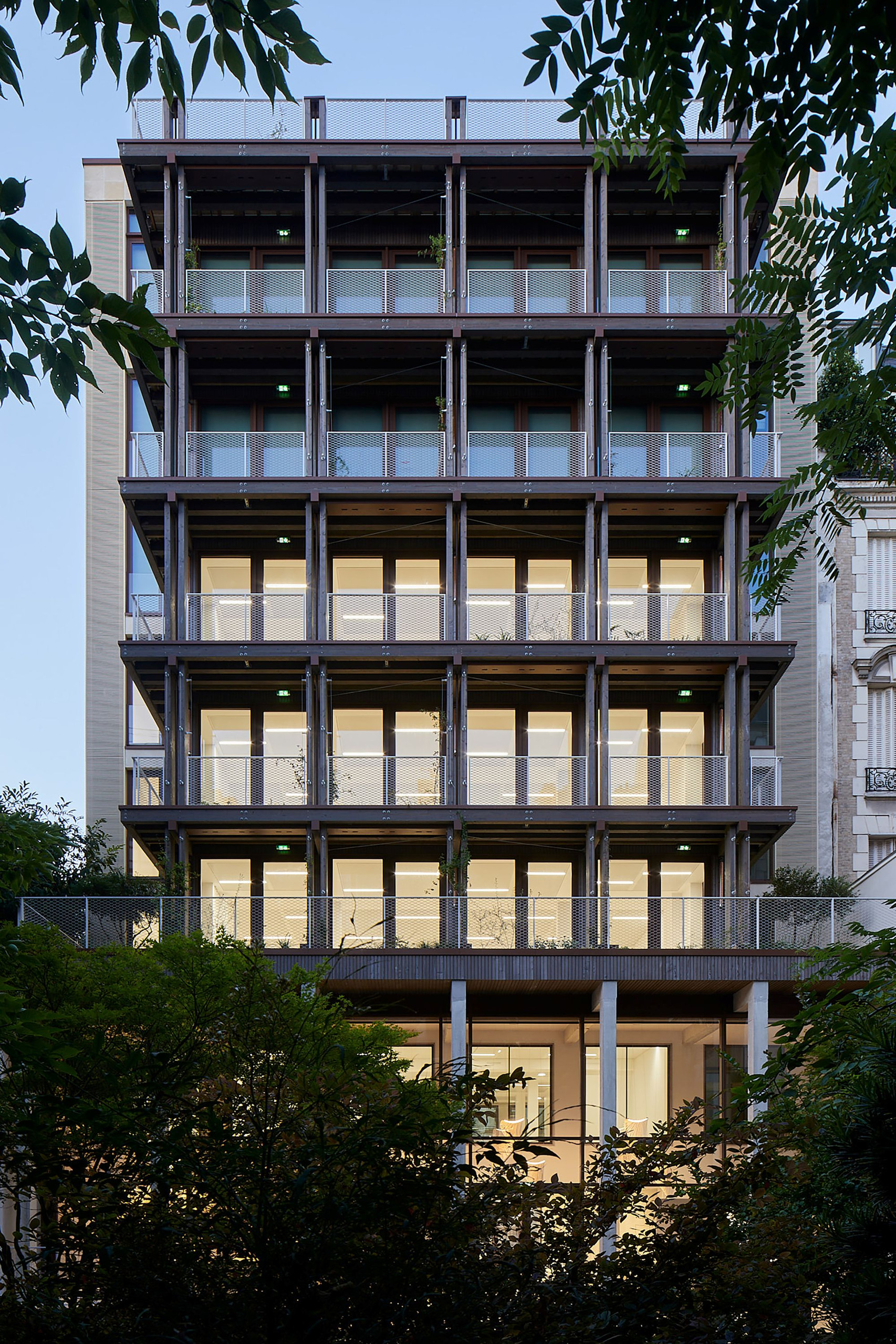 Bürogebäude 19 ADN: Fassade mit zurückversetzten Öffnungen, als Nischen behandelt.