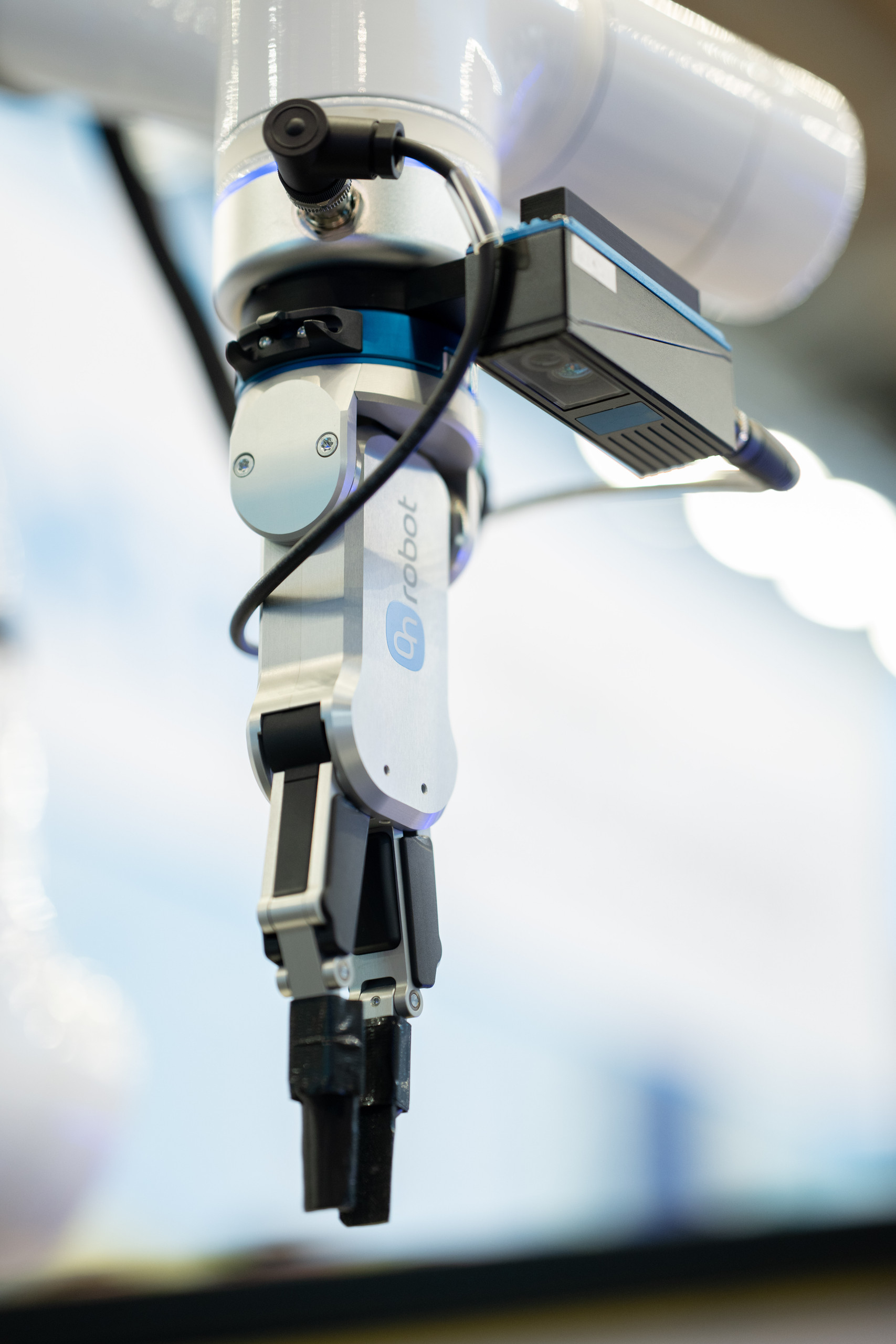 Auf dem Bild ist ein Roboterarm mit der 3D ToF Smart Camera zu sehen.