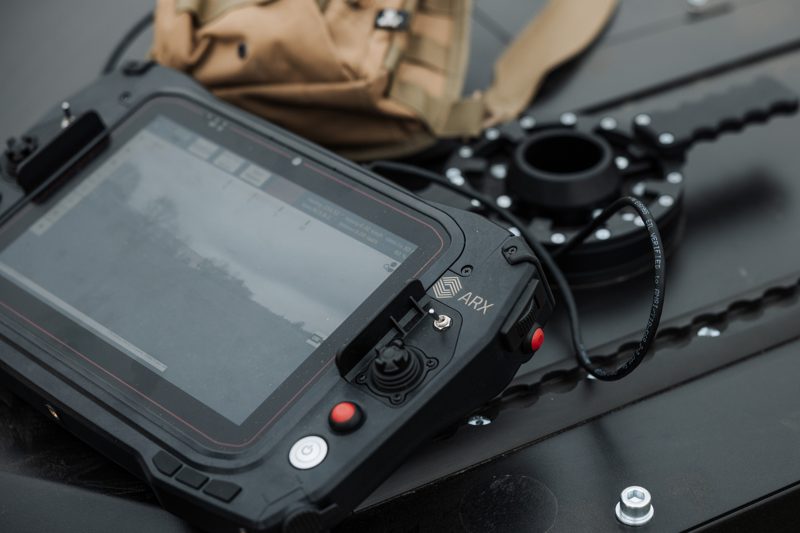 Tablet von ARX Robotics mit Bildschirm und Steuerknöpfen für ferngesteuerte Fahrzeuge