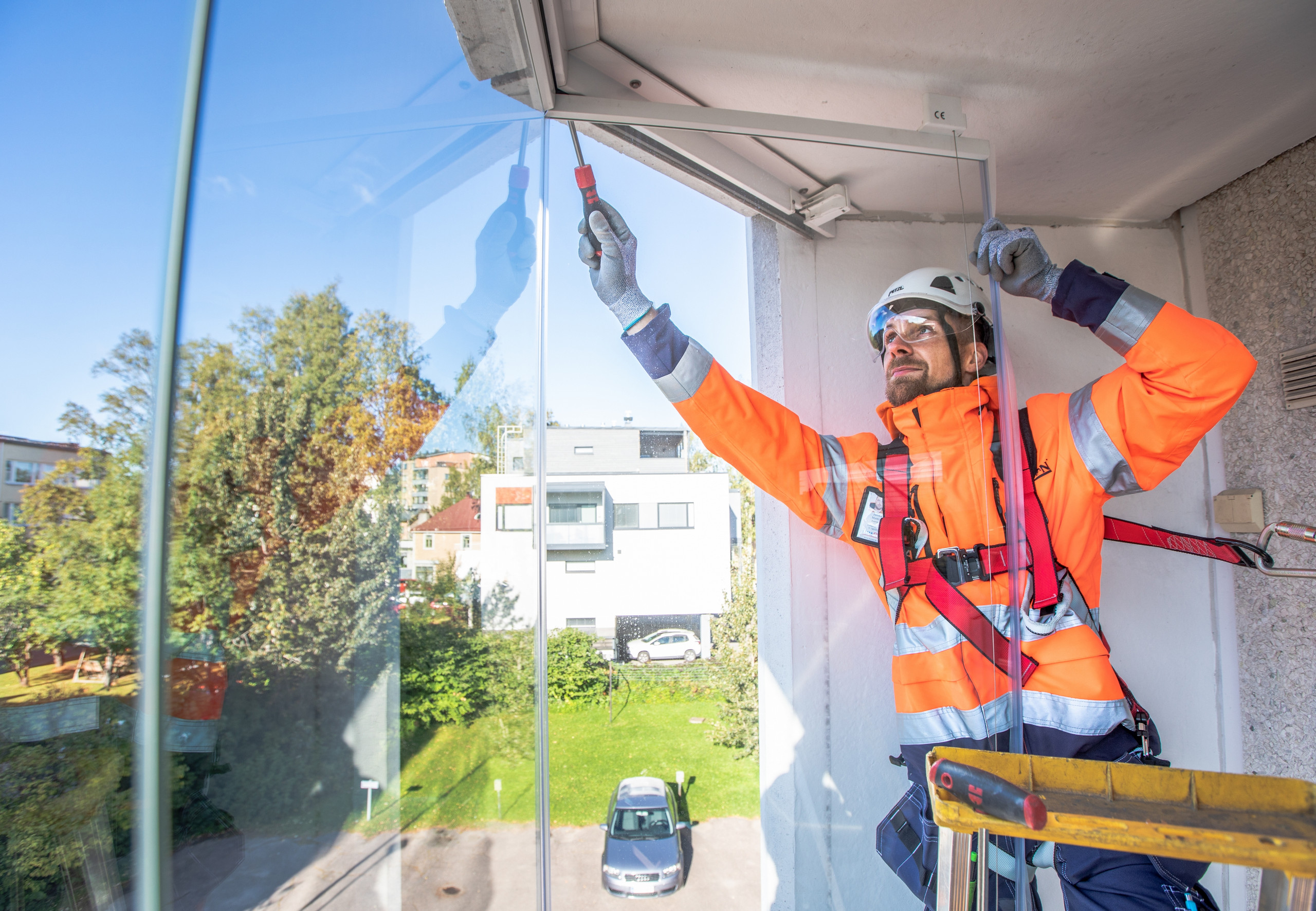 Balkonverglasungen: Handwerker beim Einbau einer Balkonverglasung