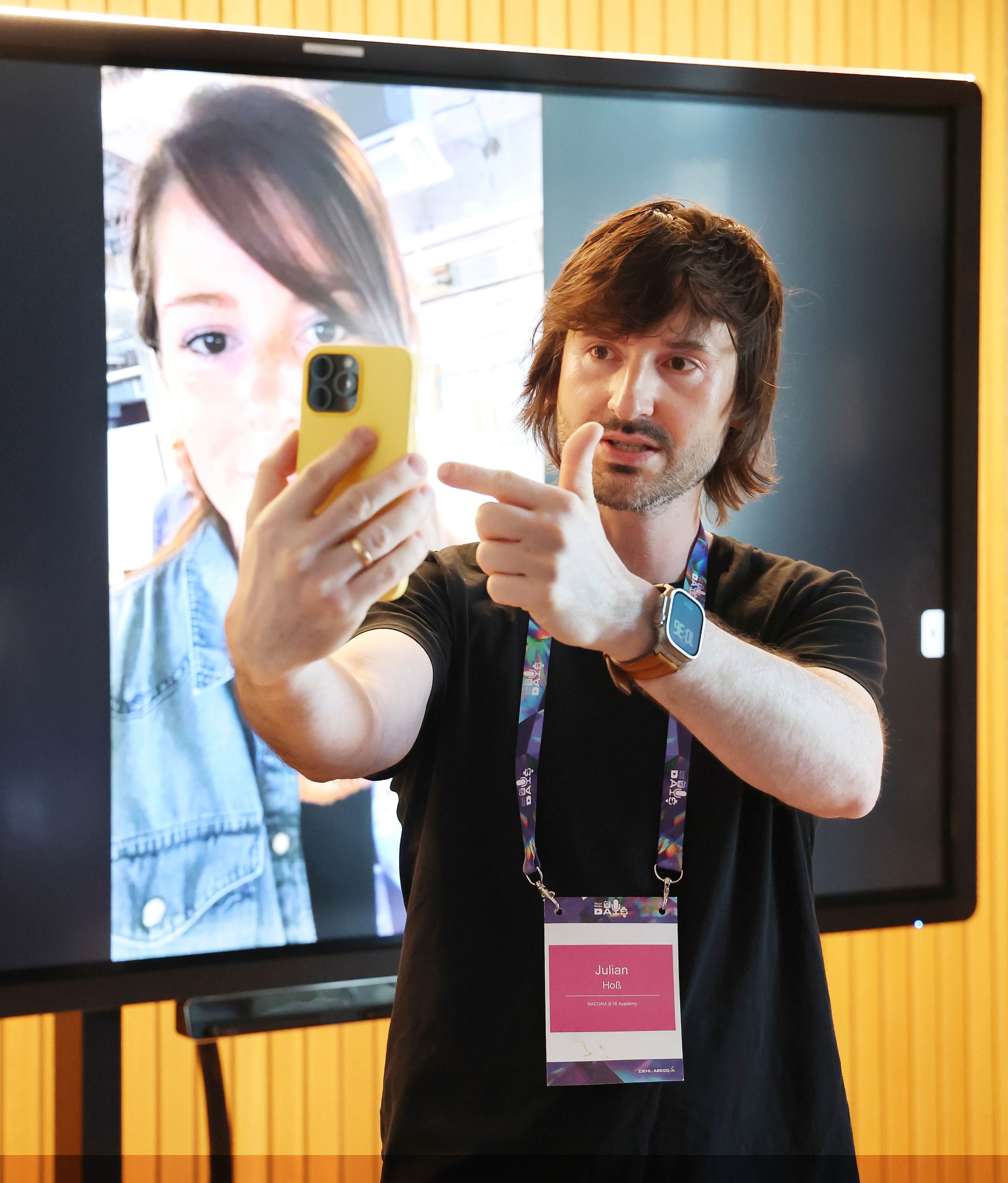 Social Media Days: Mann mit Handy