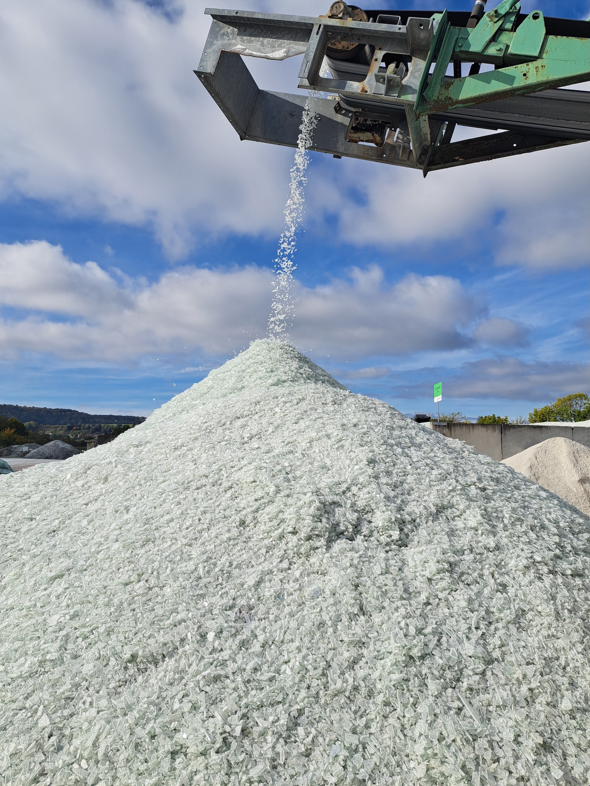 Windows of Opportunities: geschreddete Scherben aus Glas auf einem Haufen