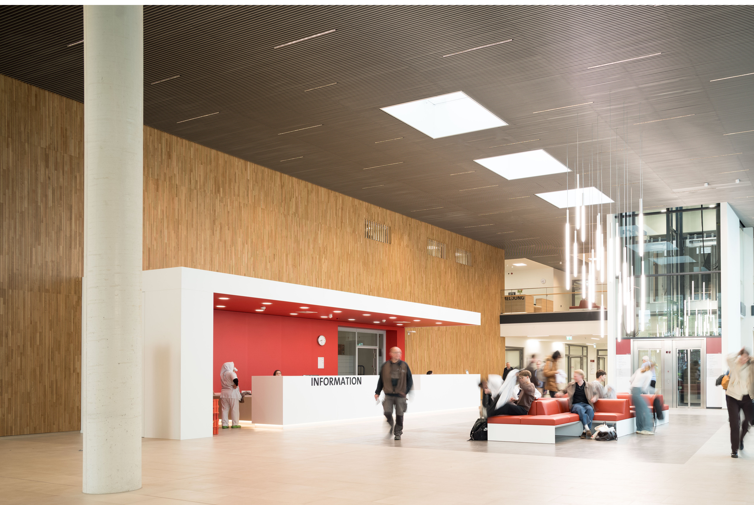 Herzzentrum Uniklinik Bonn: Foto Foyer mit Menschen