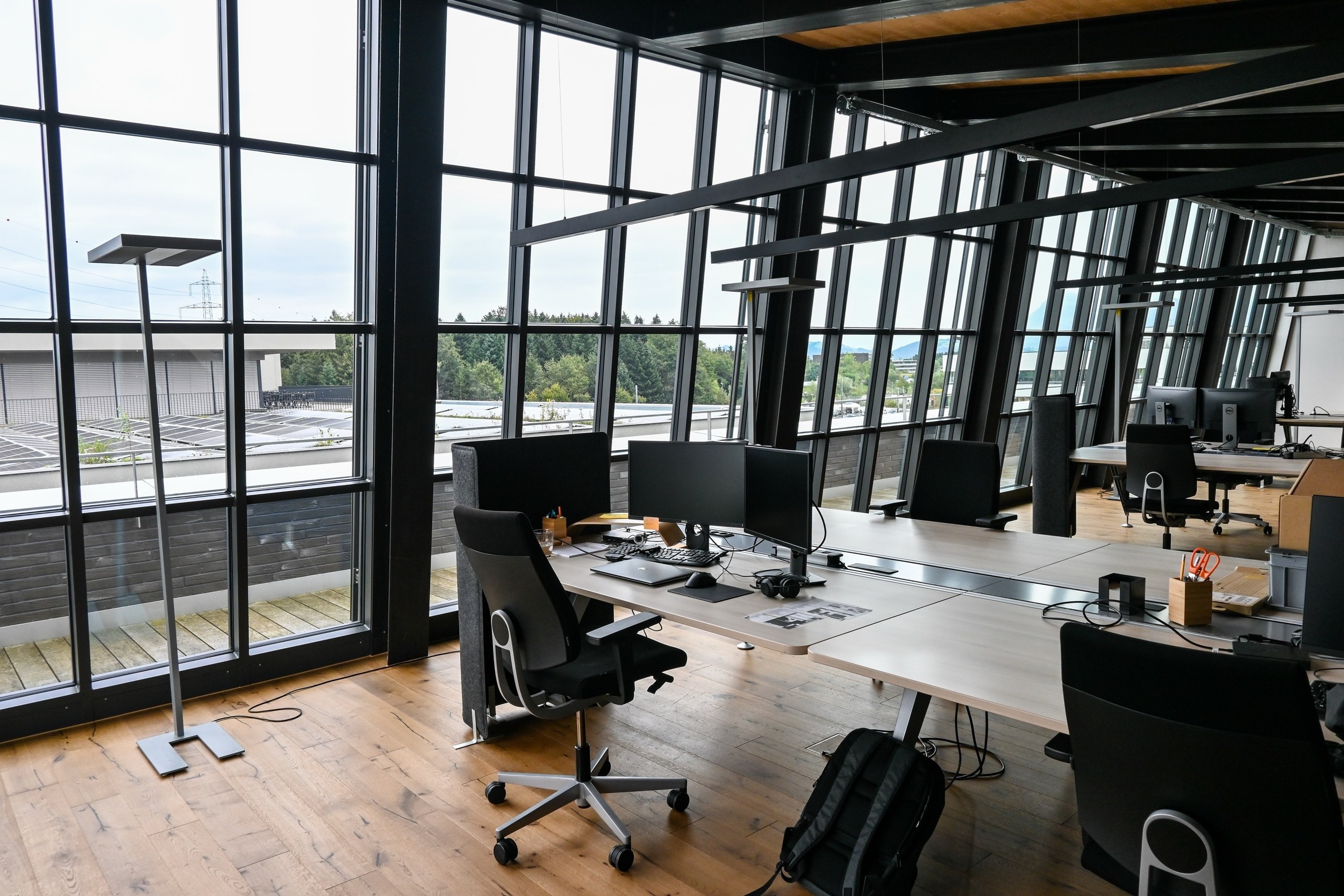 Business Hub: moderner Büroraum mit großer Fensterfront