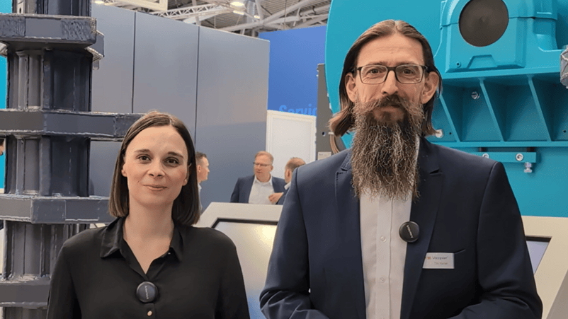 Von links: Melanie Ehrhardt (leitende Online-Redakteurin PlastXnow) und Tim Hamer (Director Sales Recycling bei Vecoplan)