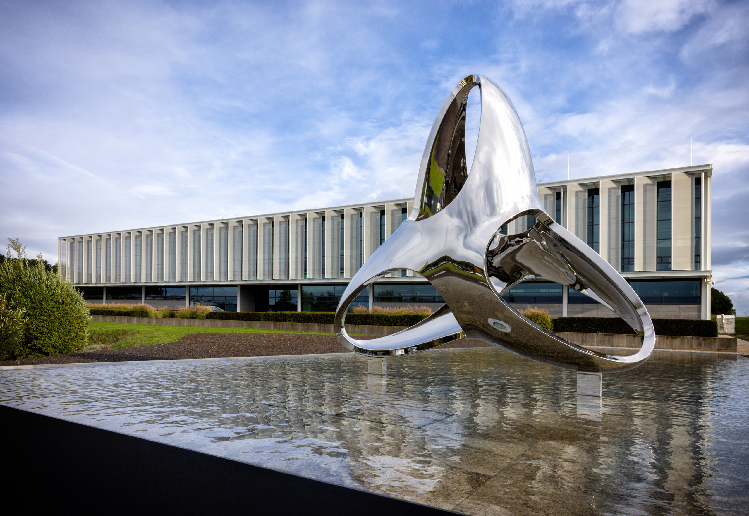 Wittenstein-Logo-Skulptur aus Metall