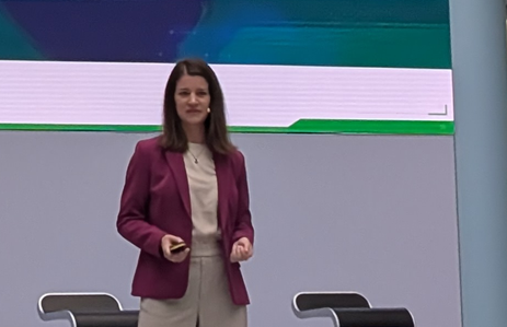 Ramona Adam-Heinrich, Software- und Steuerungsentwicklerin bei Liebherr, während ihres Vortrags bei der PTC Industrial Exchange 2026.