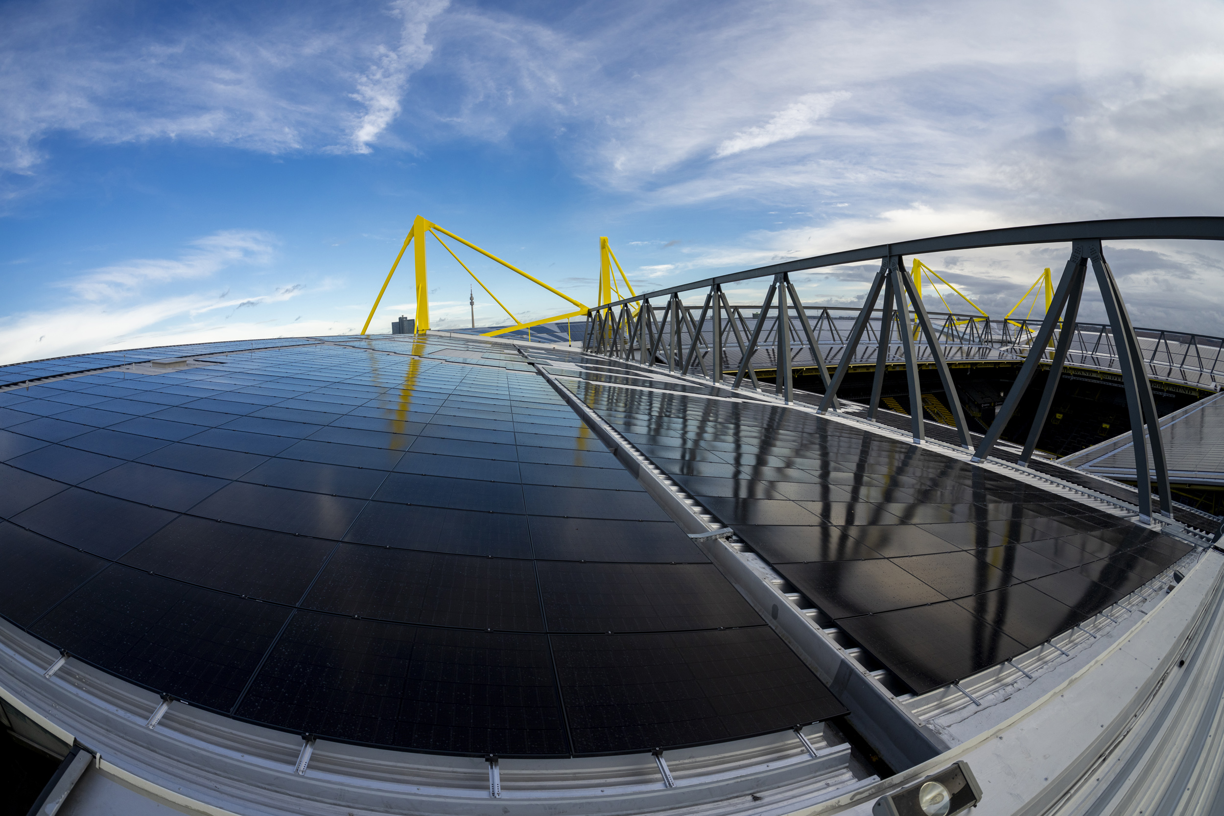 Das Full-Black-Design sorgt dafür, dass sich die Solaranlage harmonisch in die Dachlandschaft des Stadions einfügt und gleichzeitig die schwarz-gelbe Markenidentität von Borussia Dortmund widerspiegelt