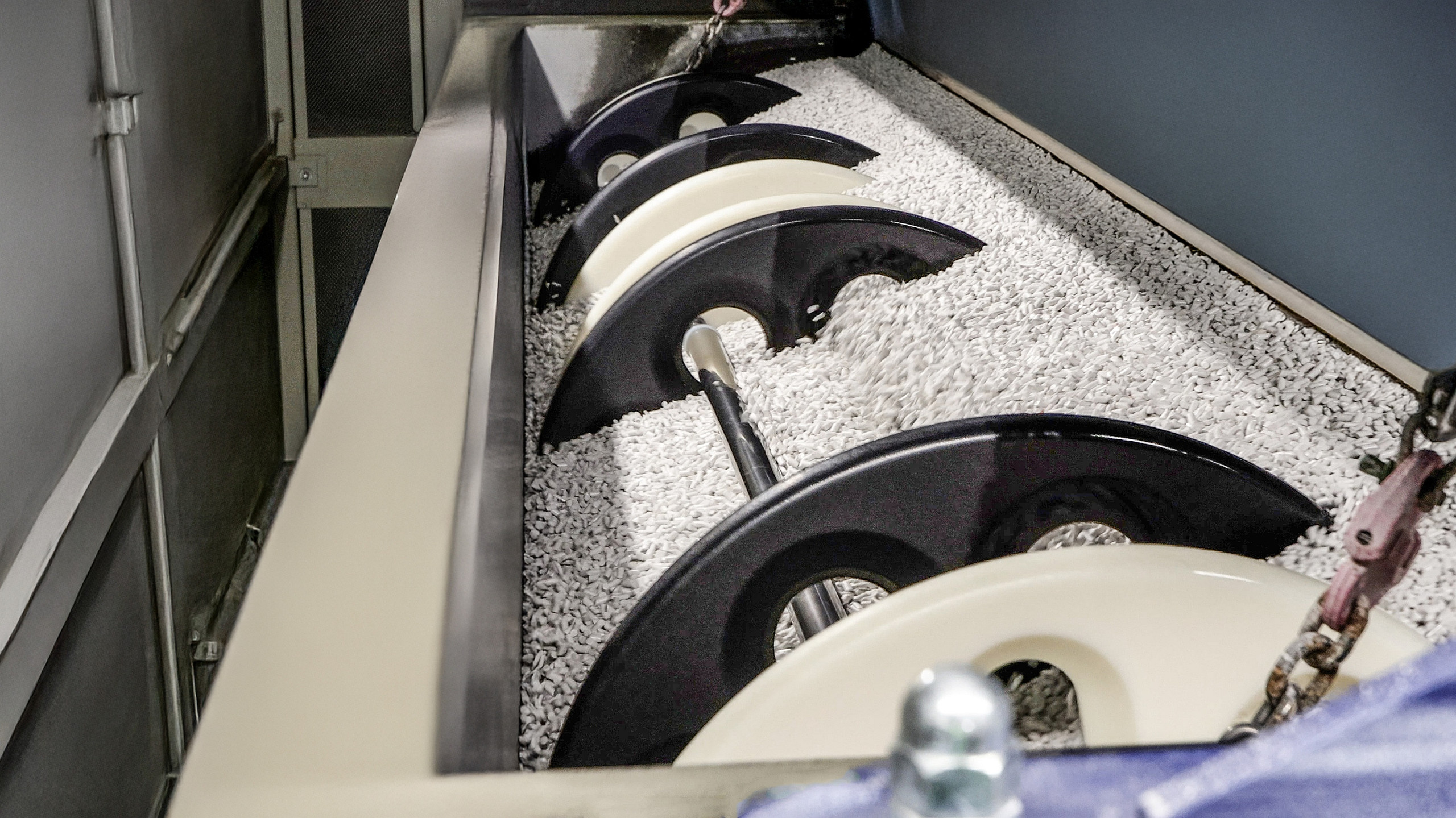 eileaufnahme wird automatisch in den Trogvibrator abgesenkt