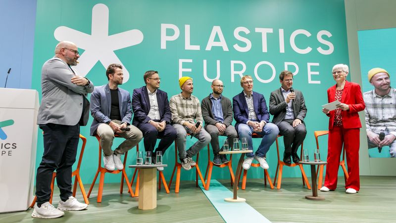 Das Bild zeigt acht Menschen auf einer Bühne.