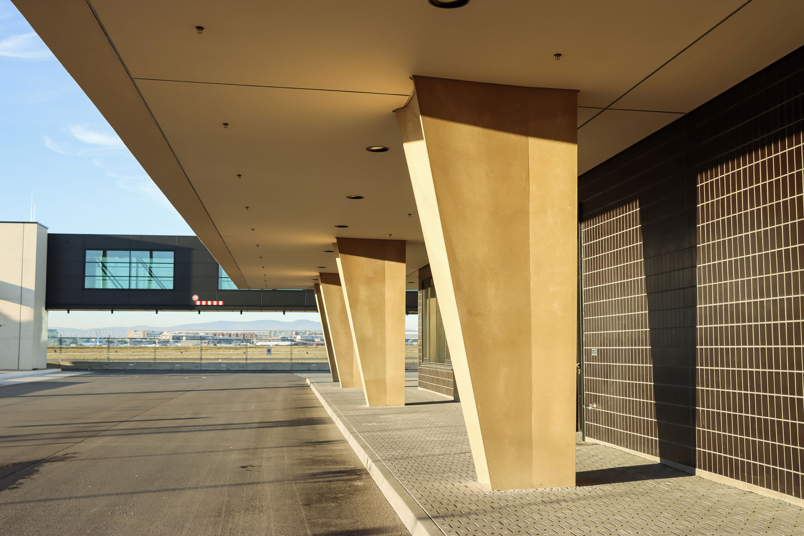 Betonfertigteilbau: Ein spezielles Farbgranulat sorgt für ein gleichmäßiges und homogenes Erscheinungsbild der Sichtbetonflächen.