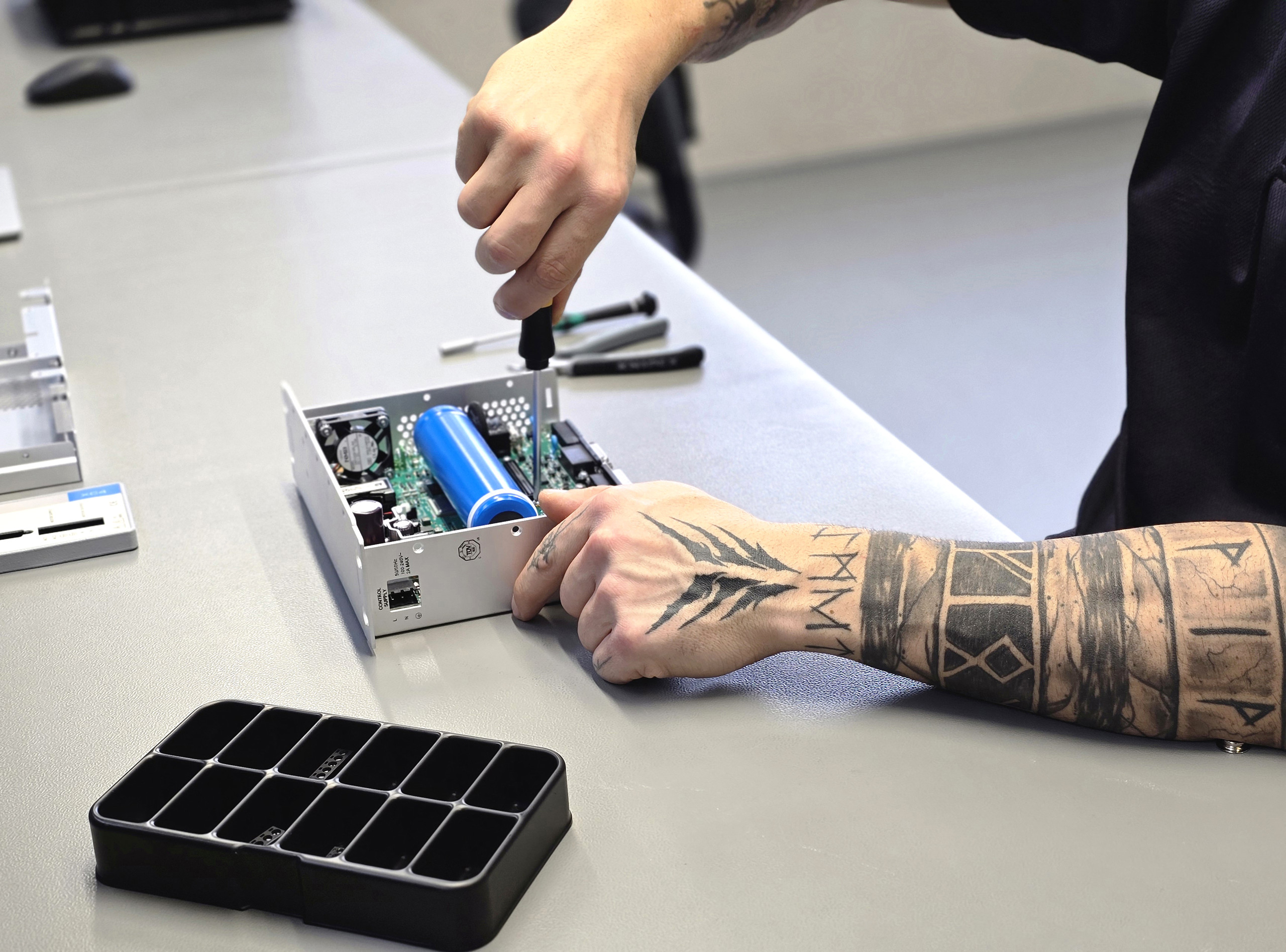 <p>Auf dem Bild sieht man, wie Servoantriebe bei Aerotech in Fürth montiert werden.<p>