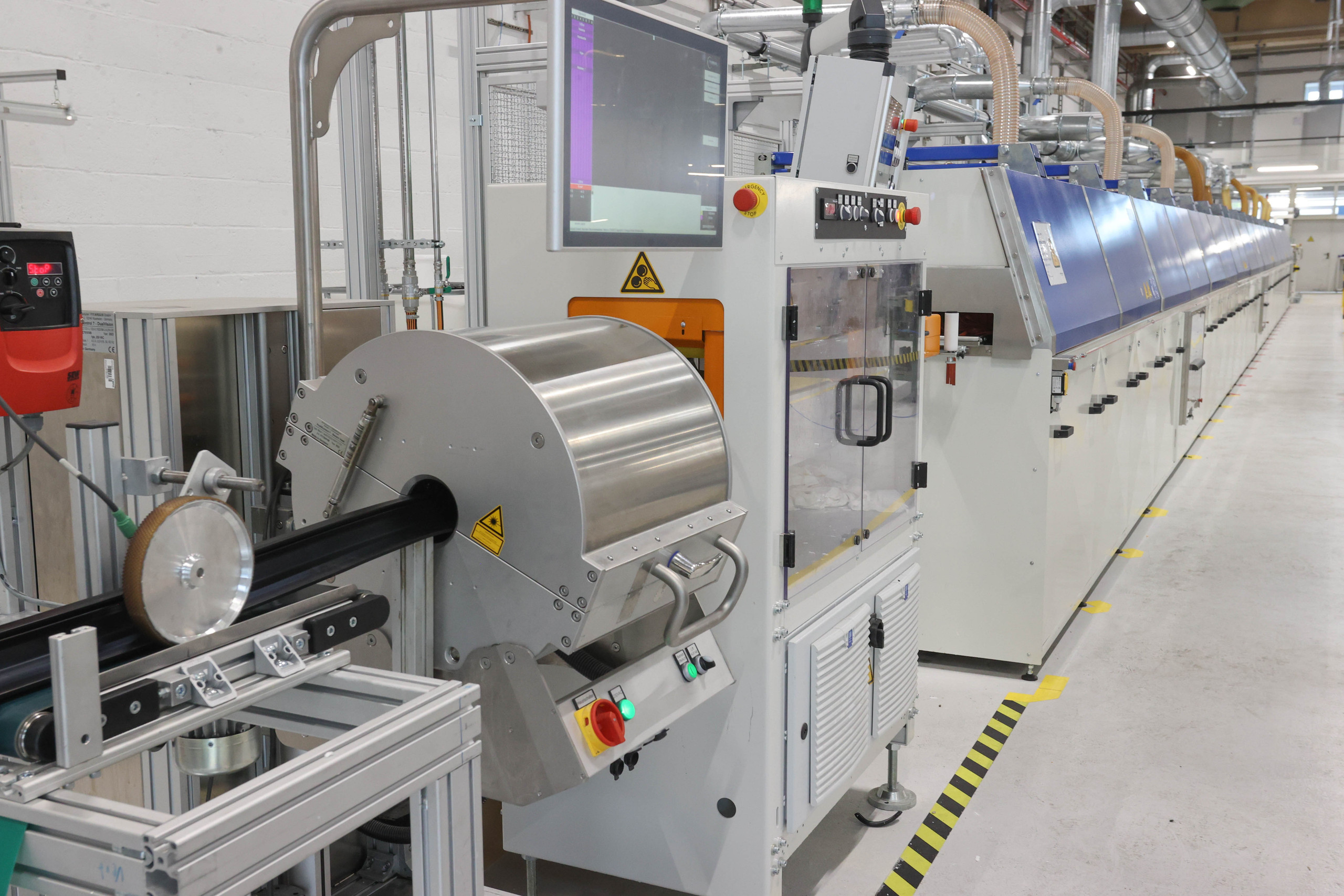 schwarzes Endlosgummiprofil durchläuft eine Qualitätskontrolle